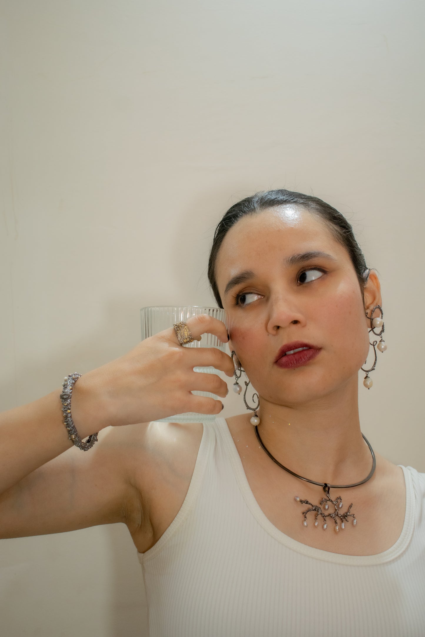 Curly worly pearly danglers black