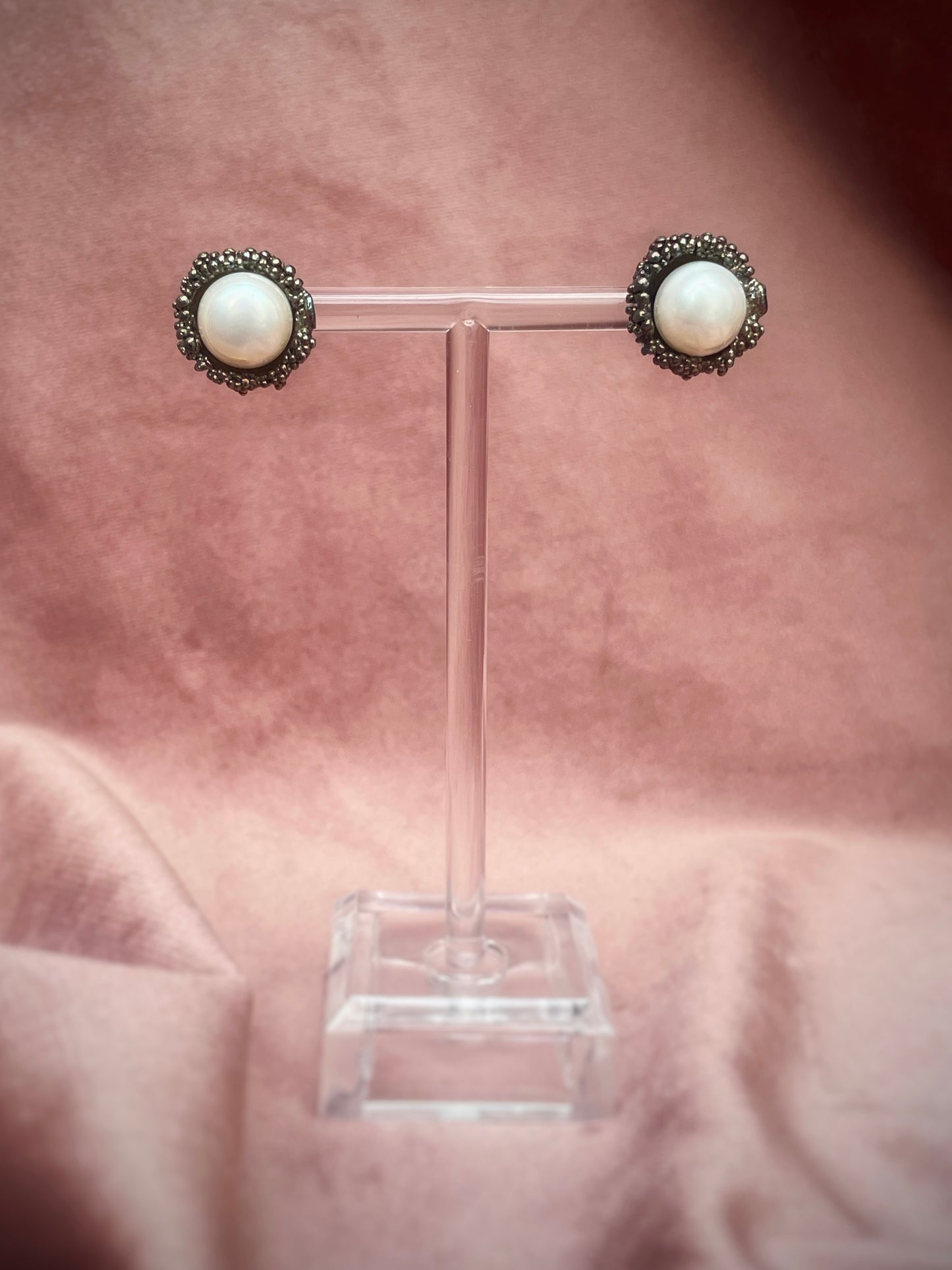 Pearl Cup Studs Meteorite Black