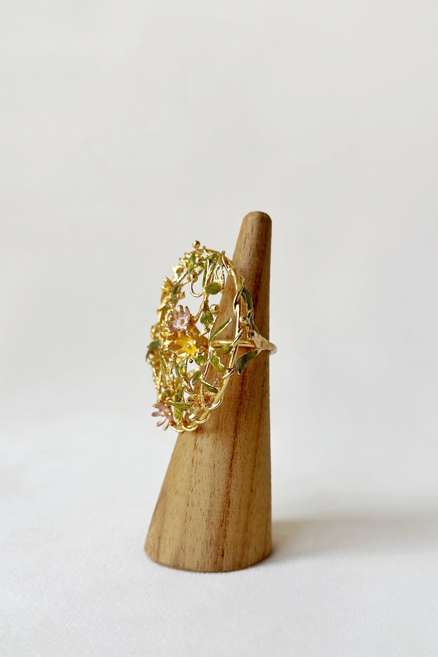 Trellis ring - pastel garden