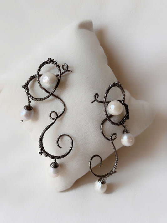 Curly worly pearly danglers black