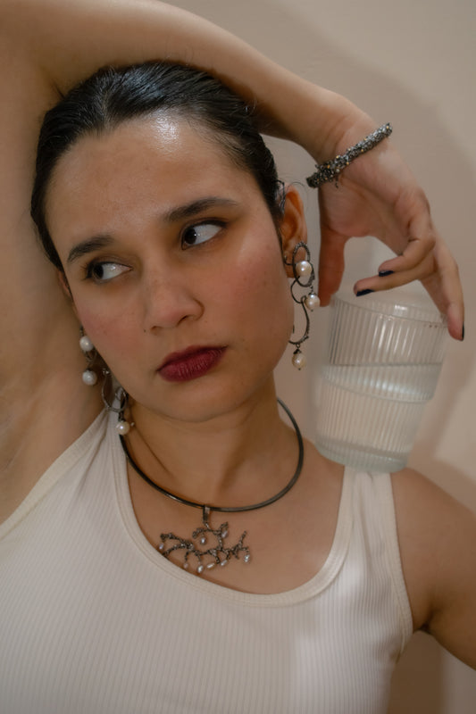 Untamed pearl drops chandelier pendant black