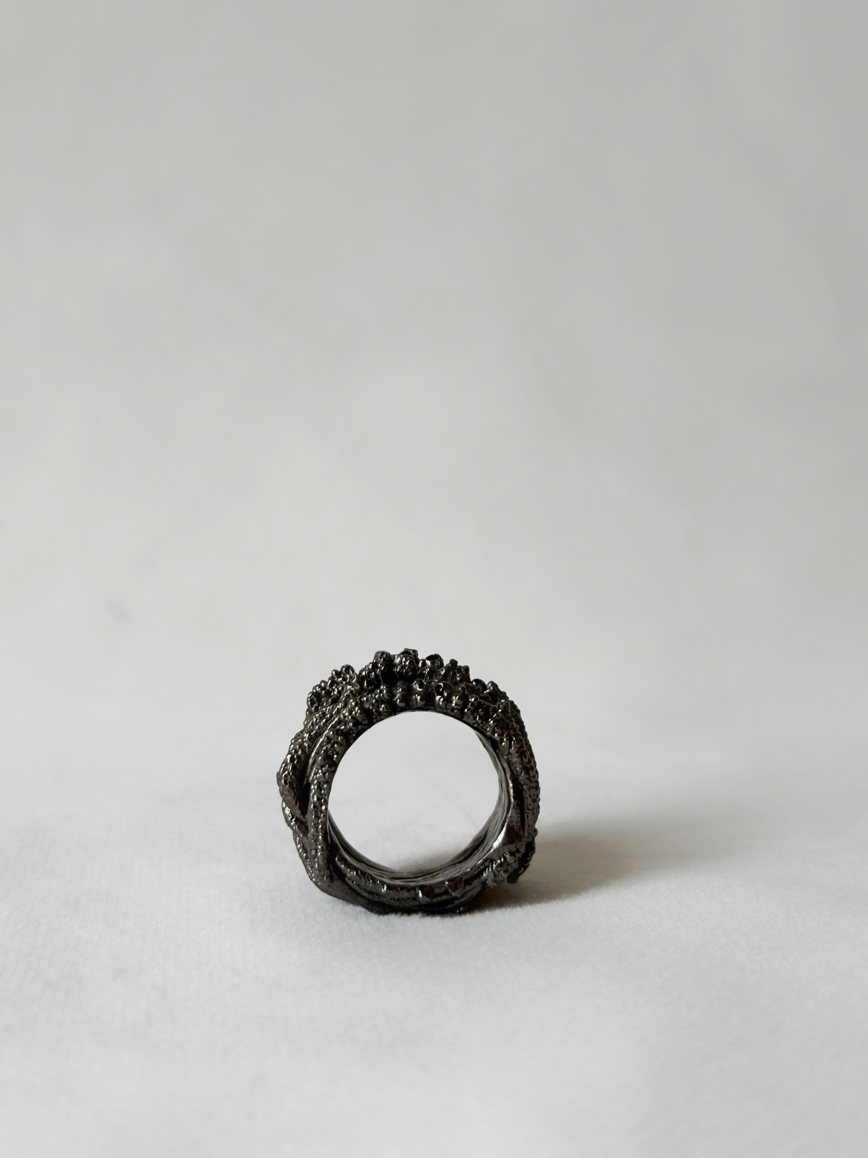 Criss Cross ring black