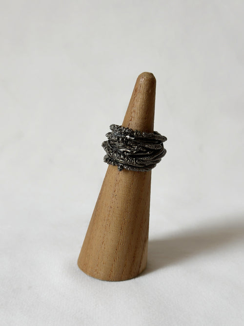 Criss Cross ring black