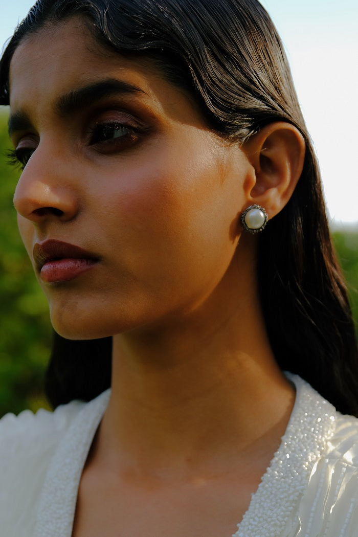 Pearl Cup Studs Meteorite Black
