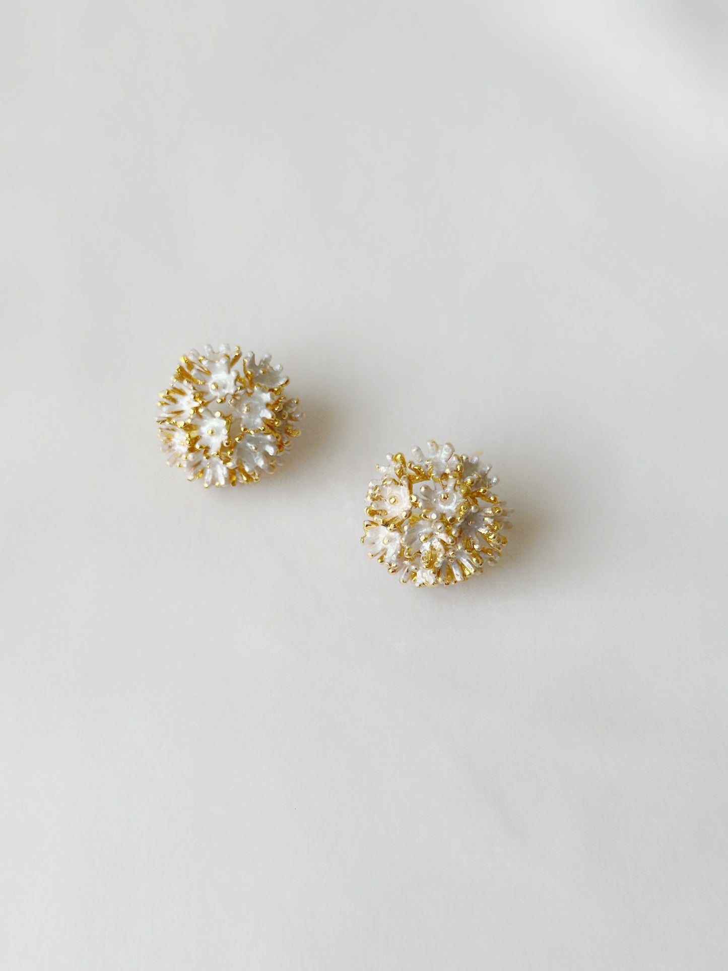 Sunshine Mini Studs snowy white