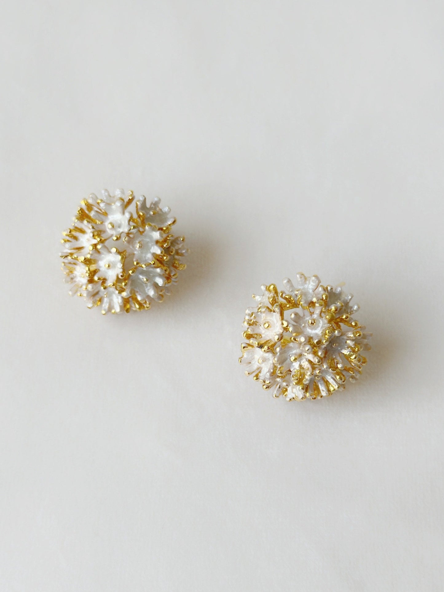 Sunshine Mini Studs snowy white