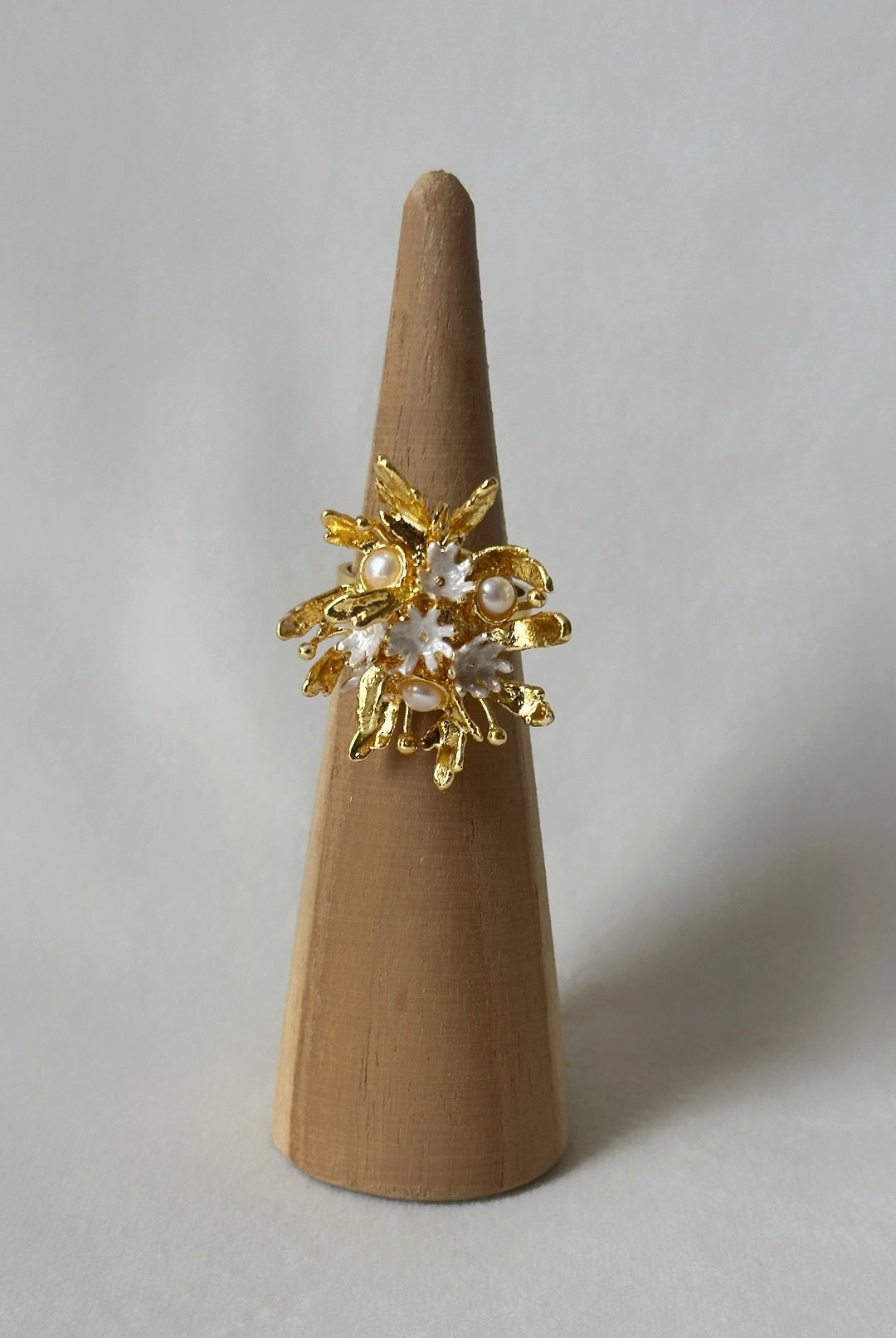 Flowerburst Ring - Gold and white