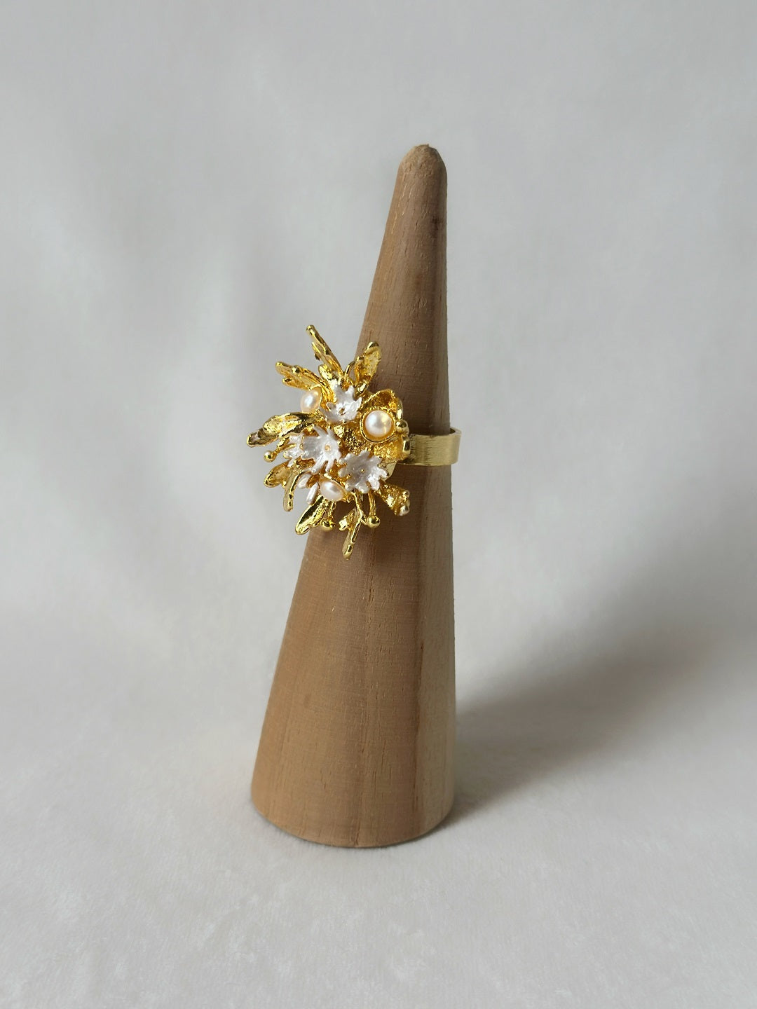 Flowerburst Ring - Gold and white