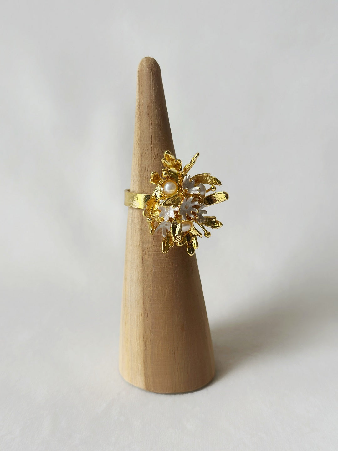 Flowerburst Ring - Gold and white