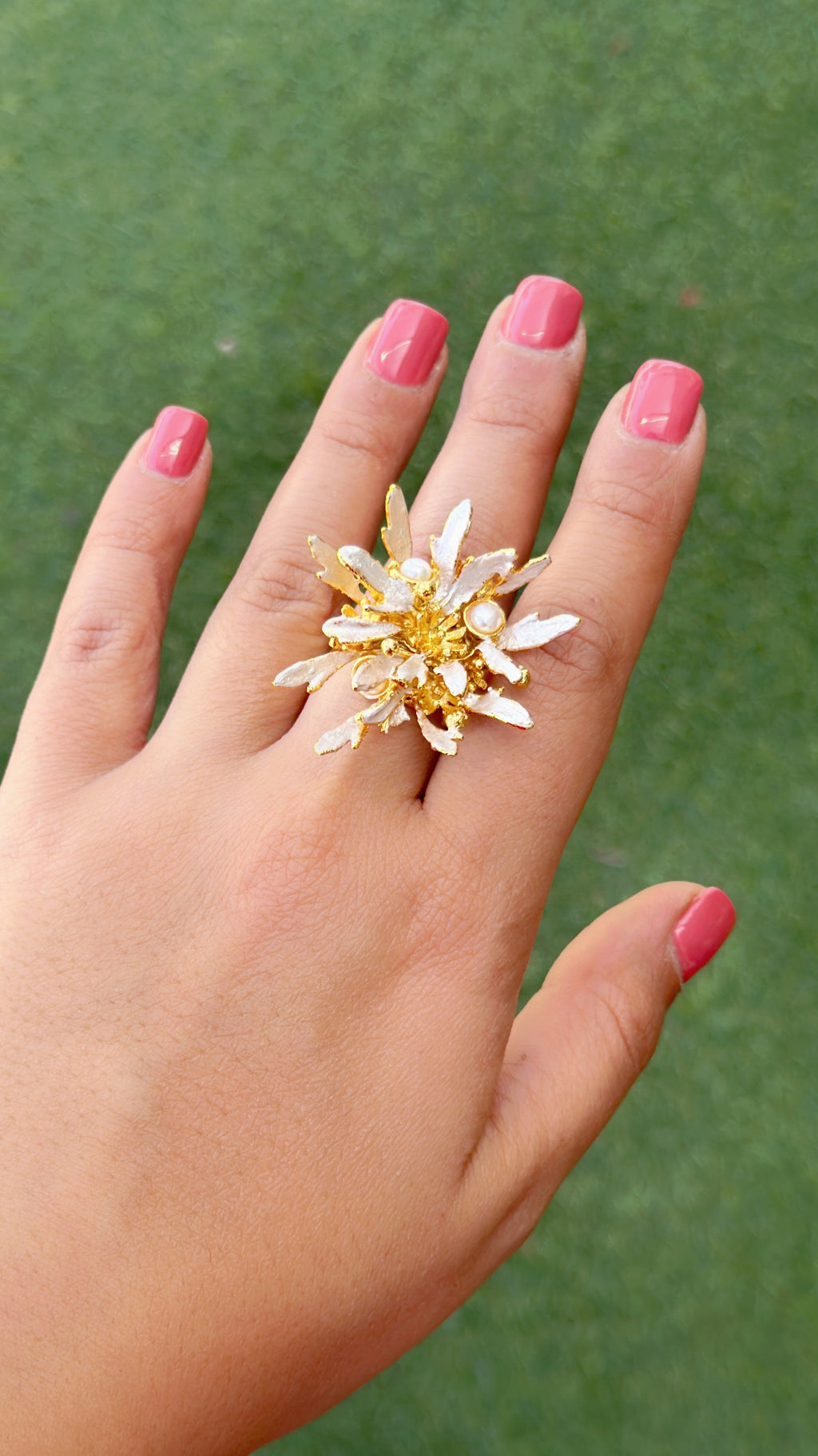Flowerburst Ring - Snowy White