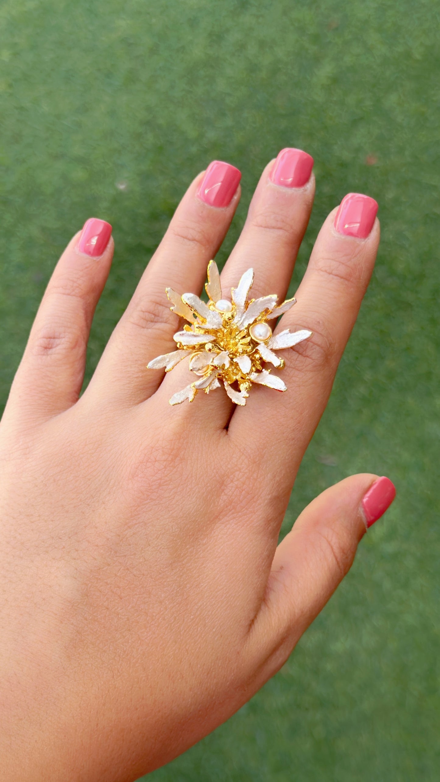 Flowerburst Ring - Snowy White