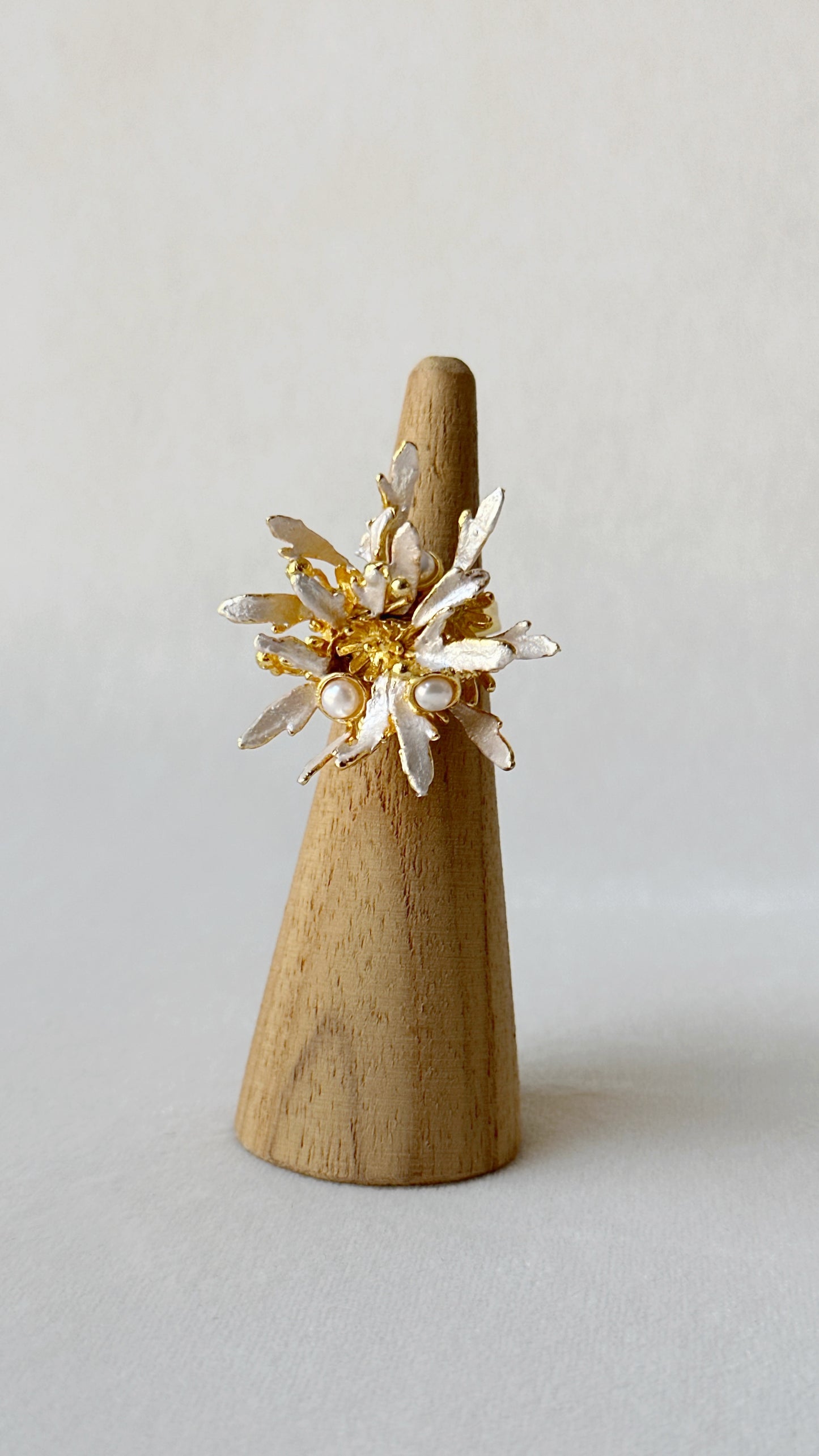 Flowerburst Ring - Snowy White