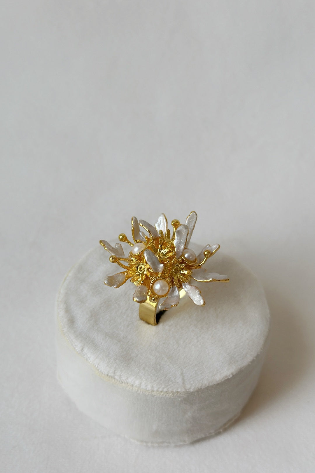 Flowerburst Ring - Snowy White
