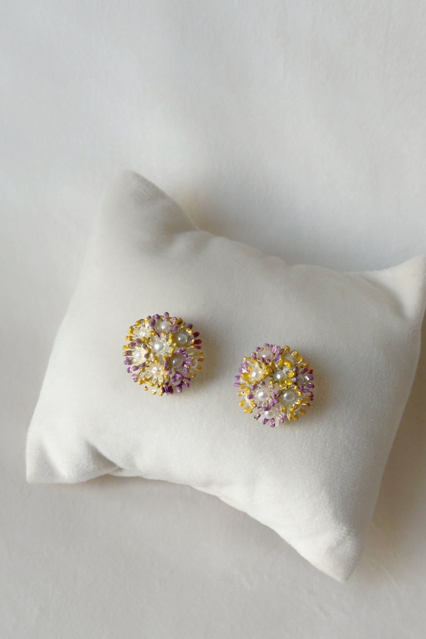 Sunshine Mini Pearl Studs - Silver springtime bouquet