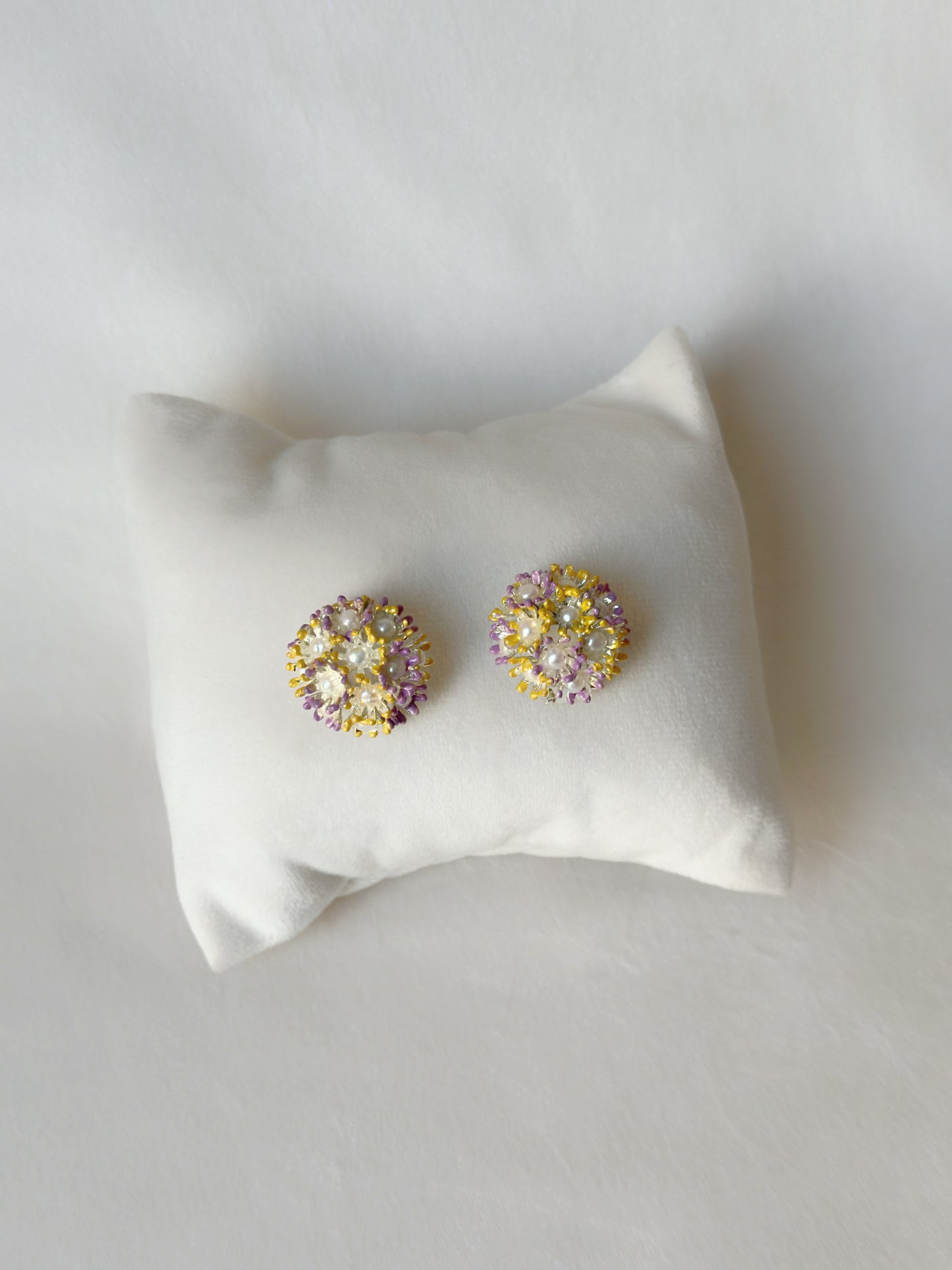 Sunshine Mini Pearl Studs - Silver springtime bouquet
