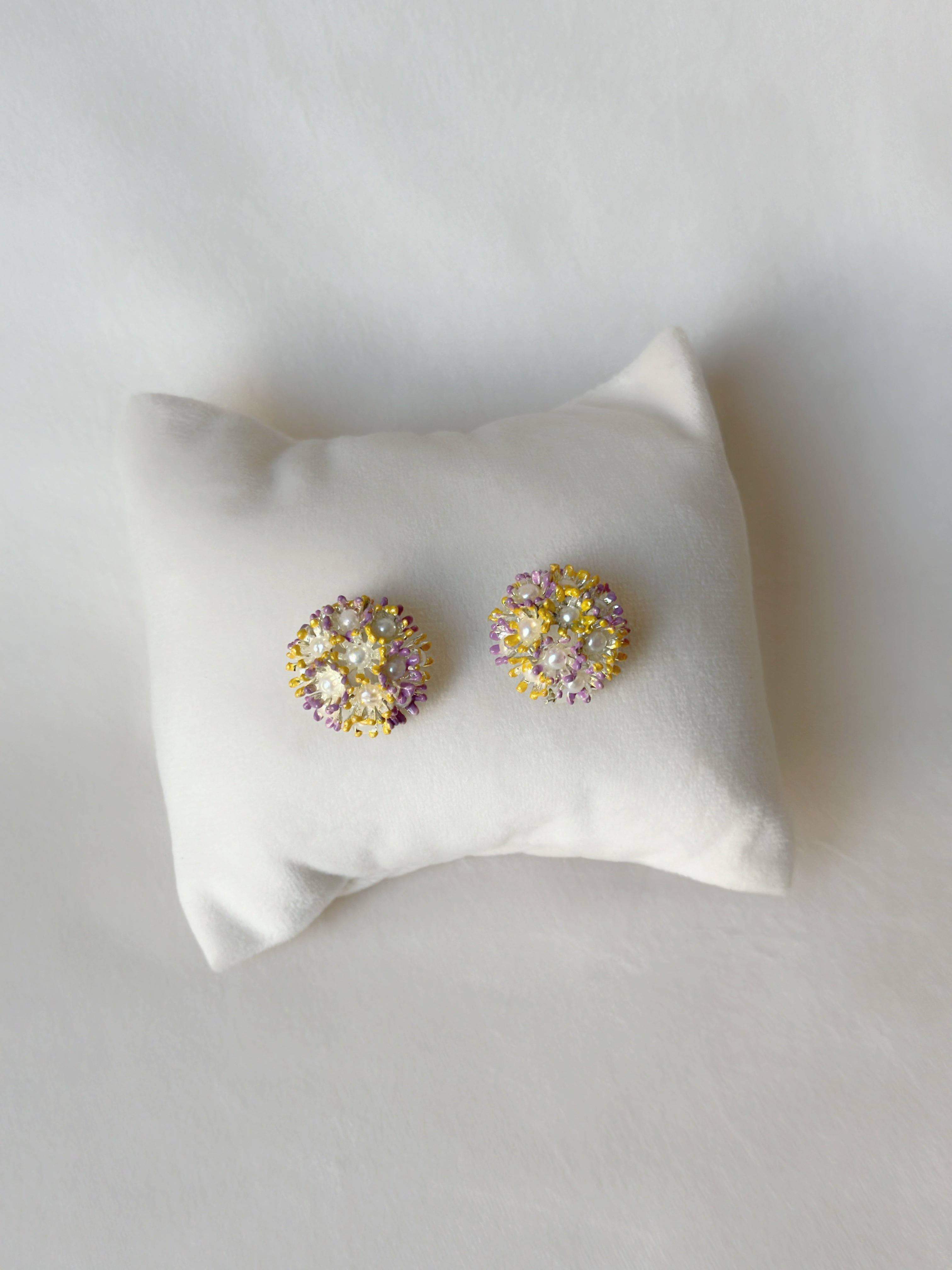 Sunshine Mini Pearl Studs - Silver springtime bouquet