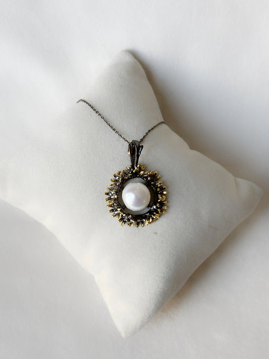 Blooming Wreath Pendant - Black and Gold