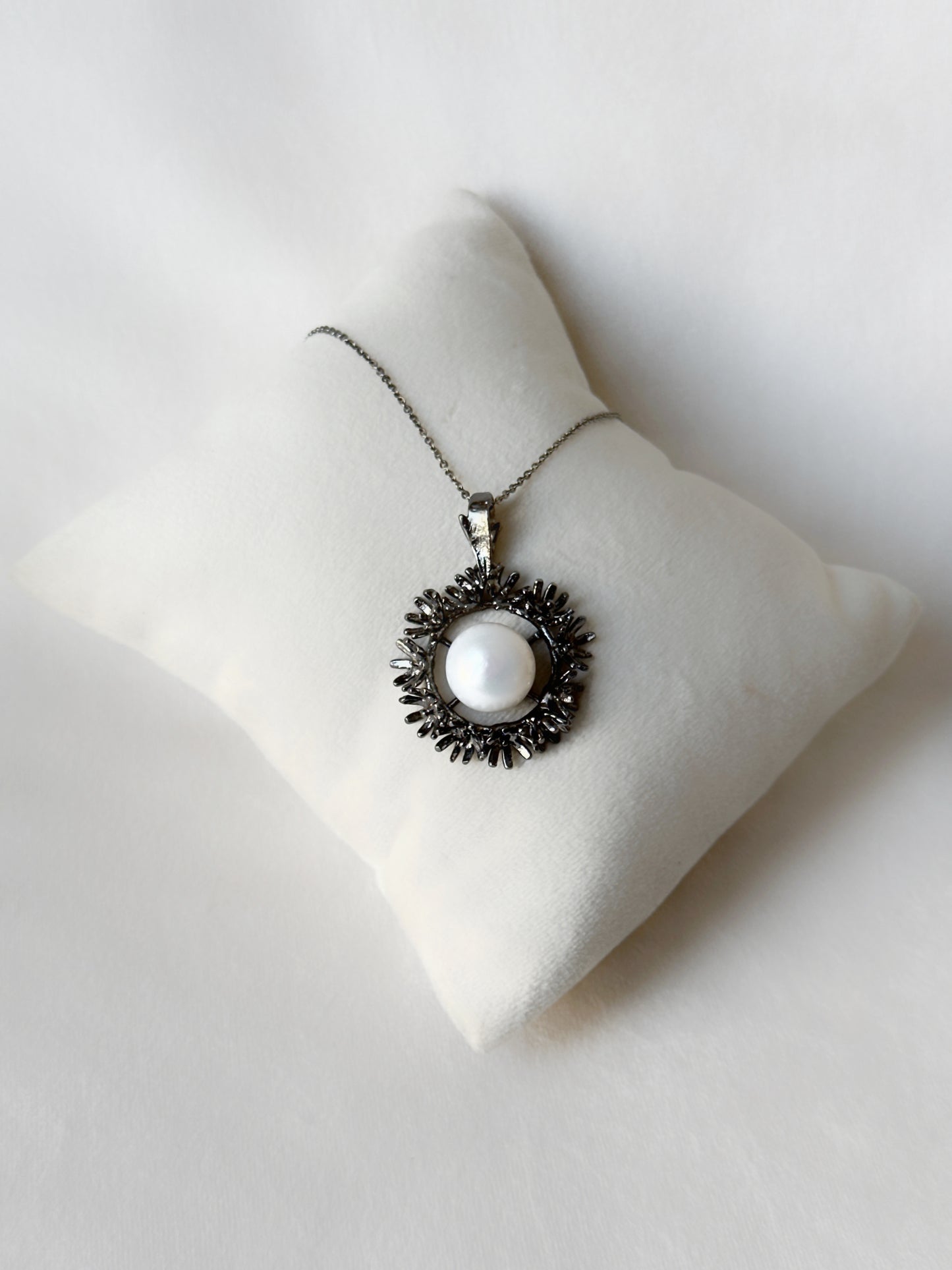Blooming Wreath Pendant - Black