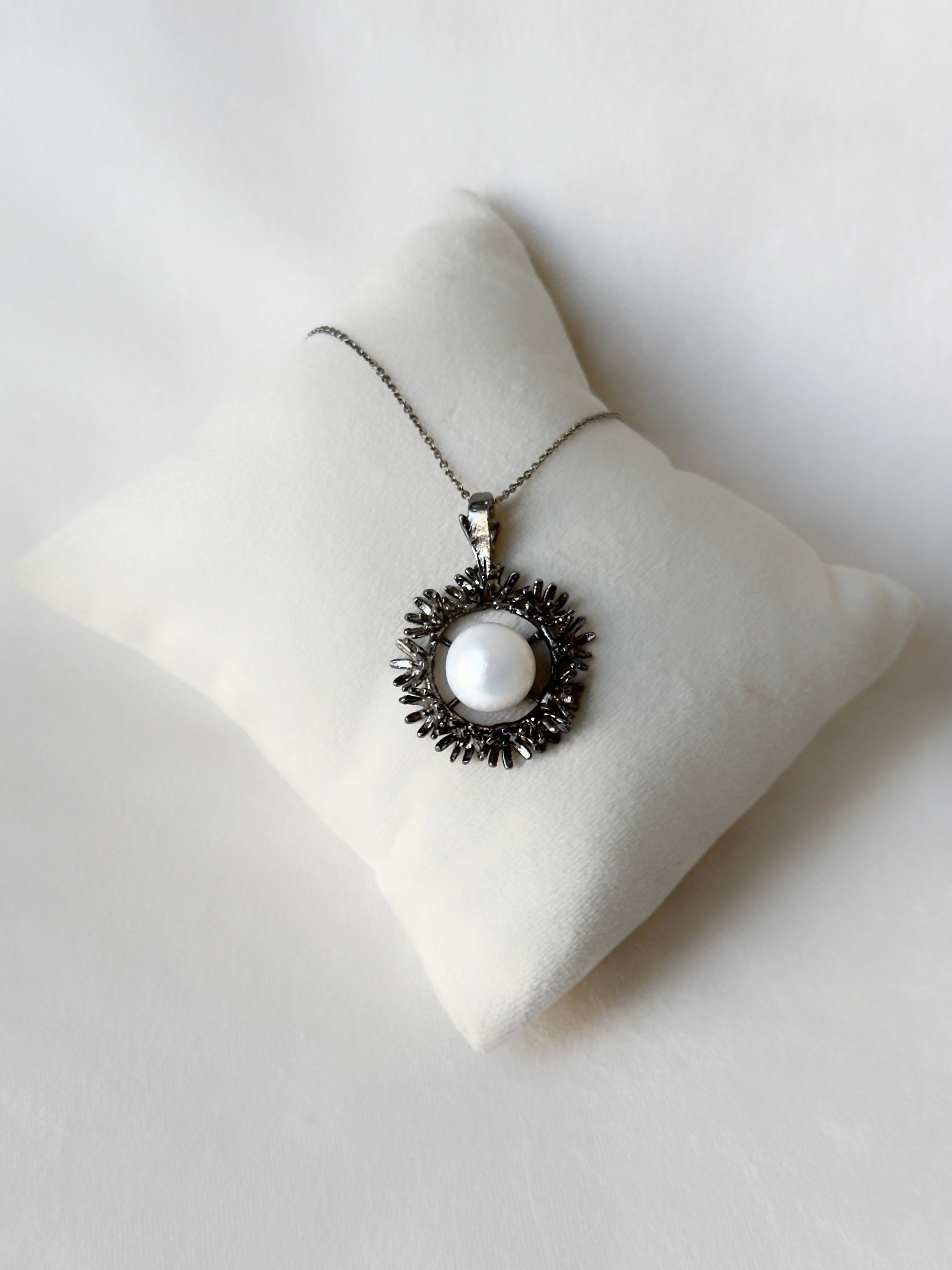 Blooming Wreath Pendant - Black