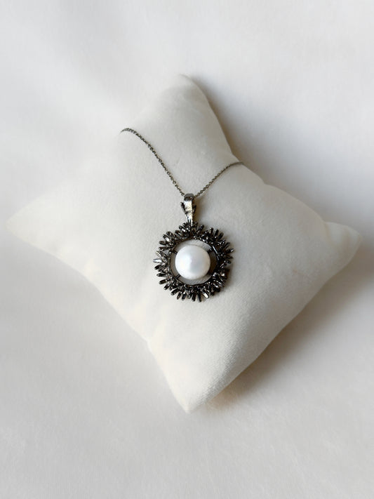 Blooming Wreath Pendant - Black