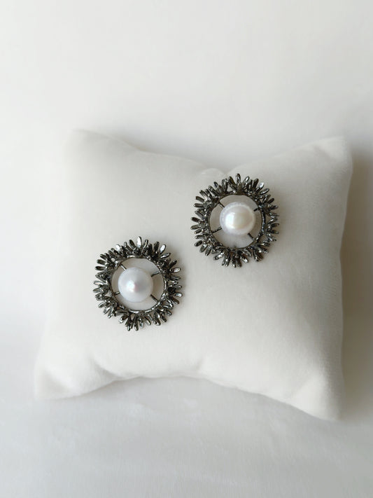 Blooming Wreath Pearl Studs - Meteorite Black