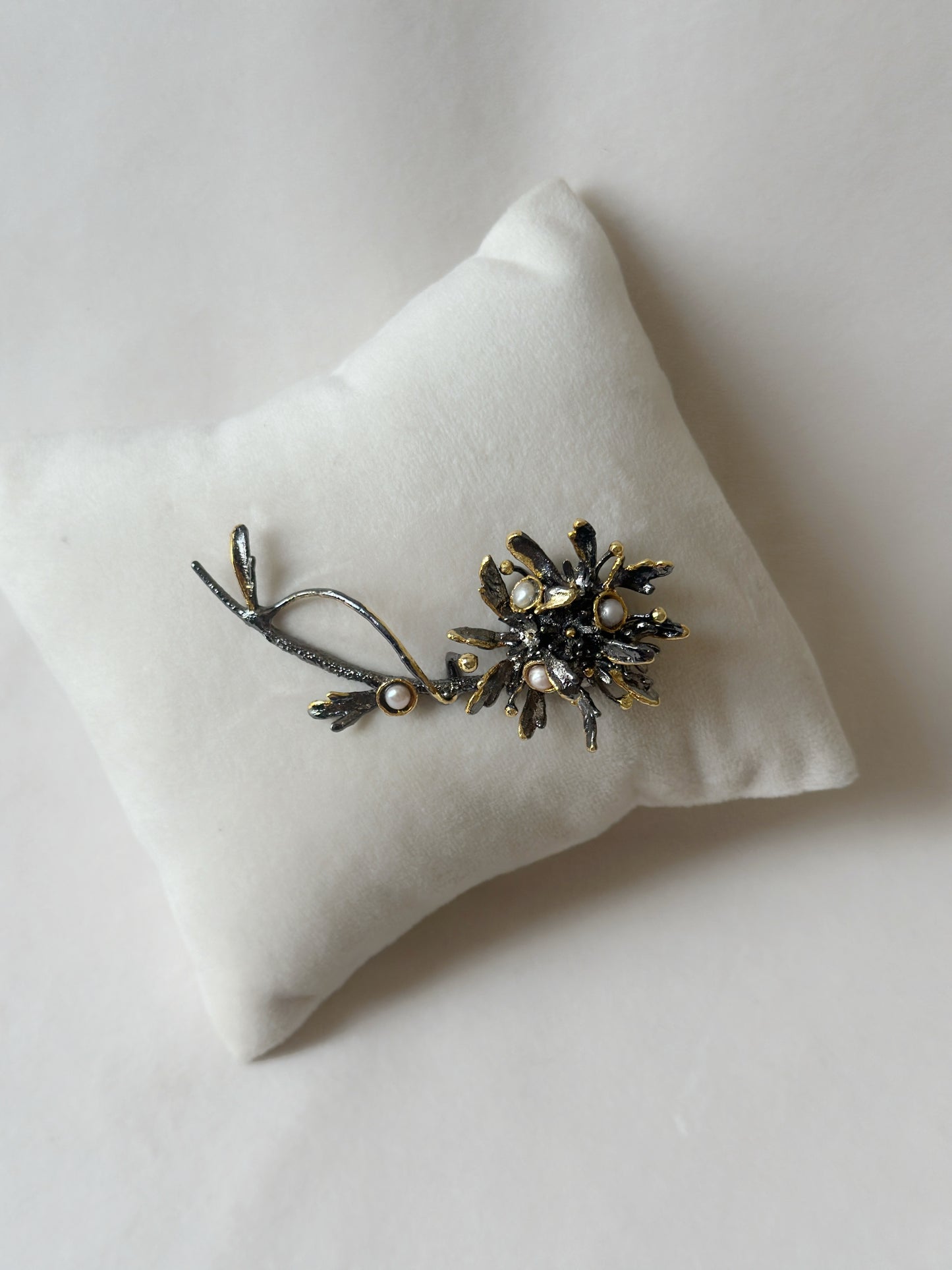 Flowerburst Brooch - Meteorite Black and gold