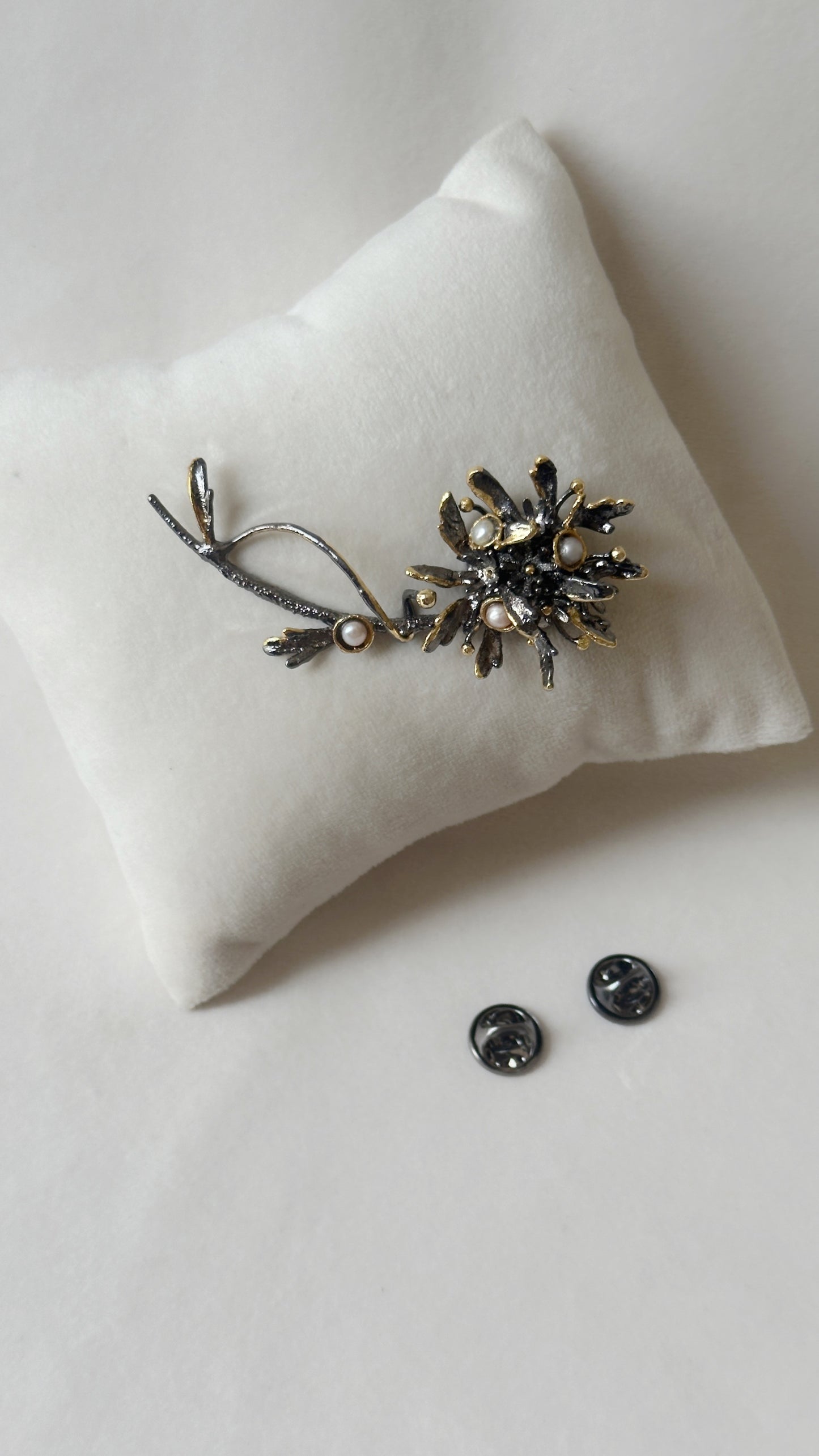 Flowerburst Brooch - Meteorite Black and gold