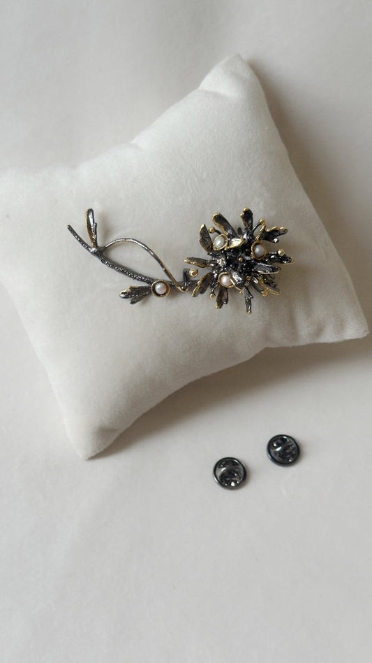 Flowerburst Brooch - Meteorite Black and gold