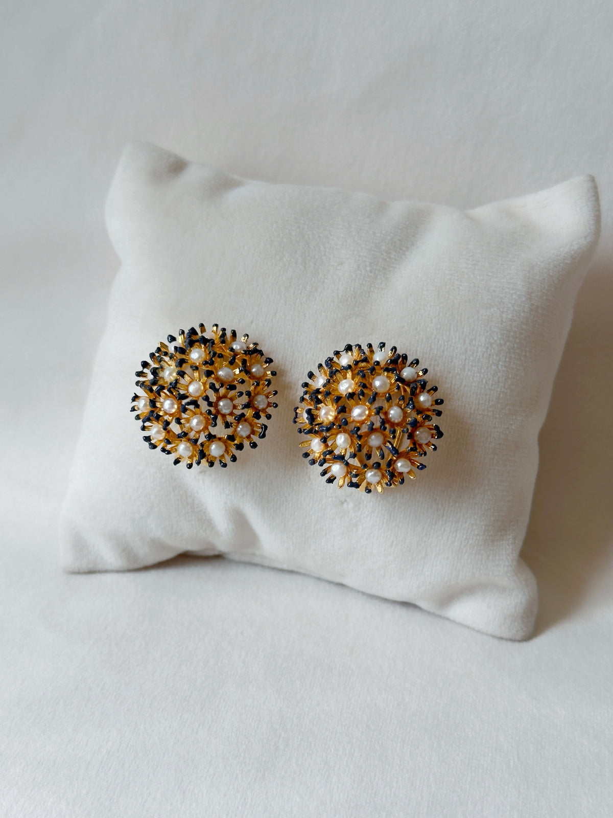 Sunshine Midi Pearl Studs - Forget me not blue