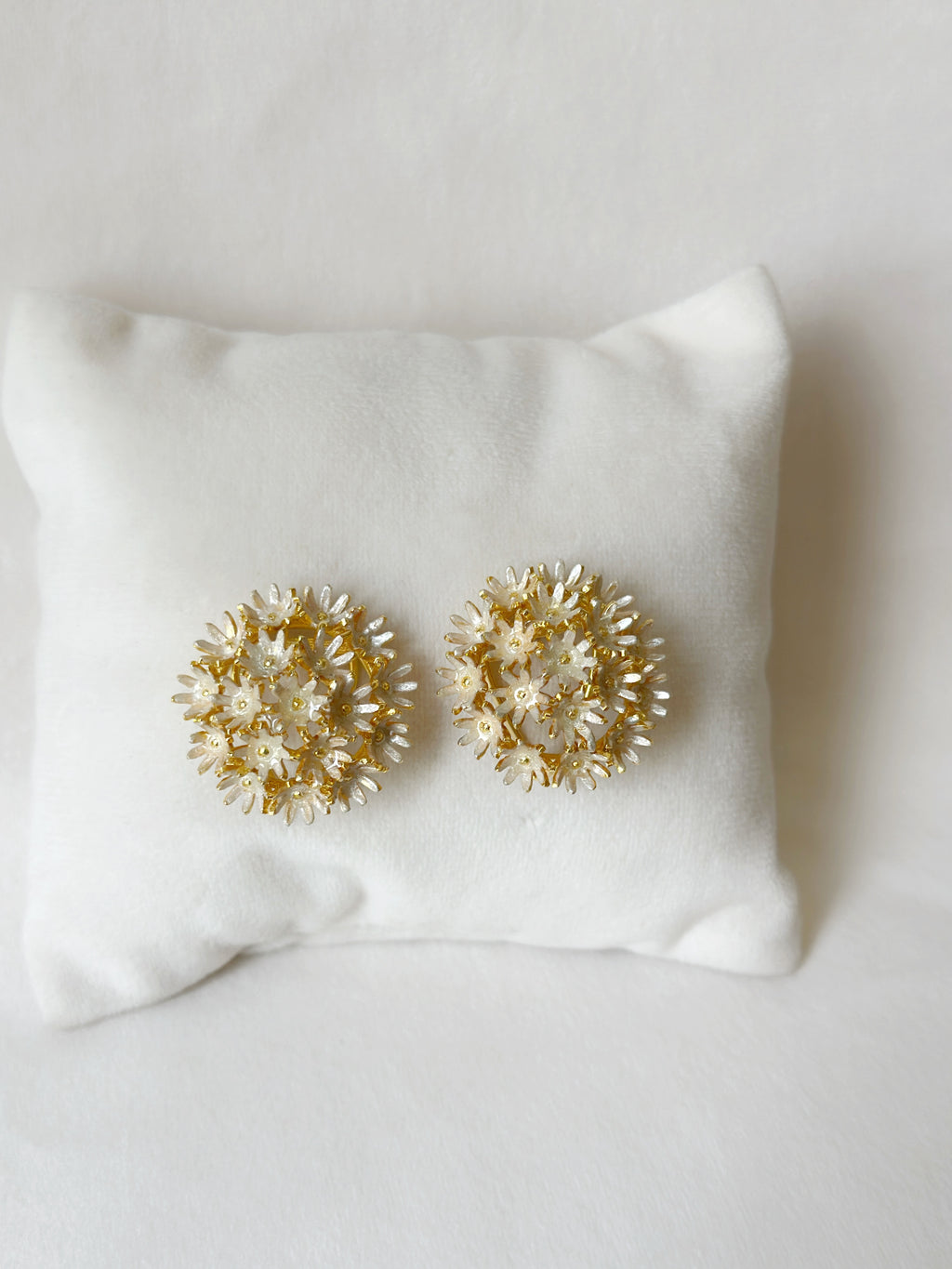 Springtime Sunshine Midi Studs - Snowy white on gold