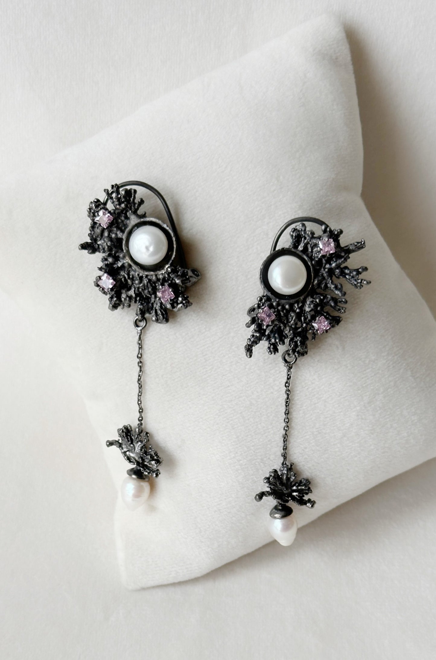 La La Land Danglers Matte Black