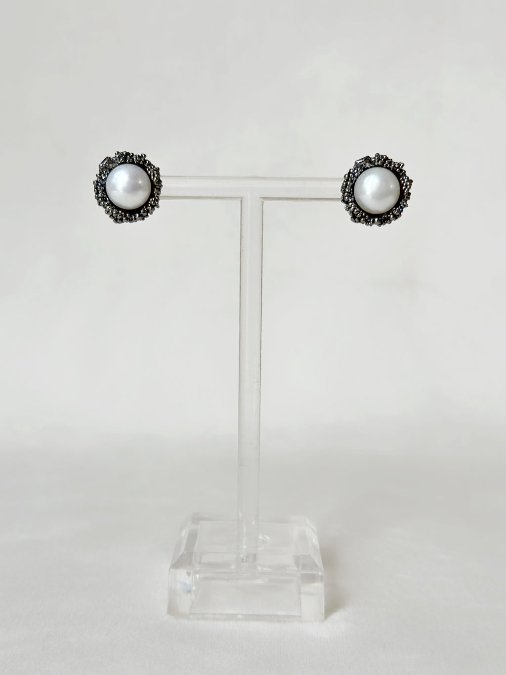 Pearl Cup Studs Meteorite Black