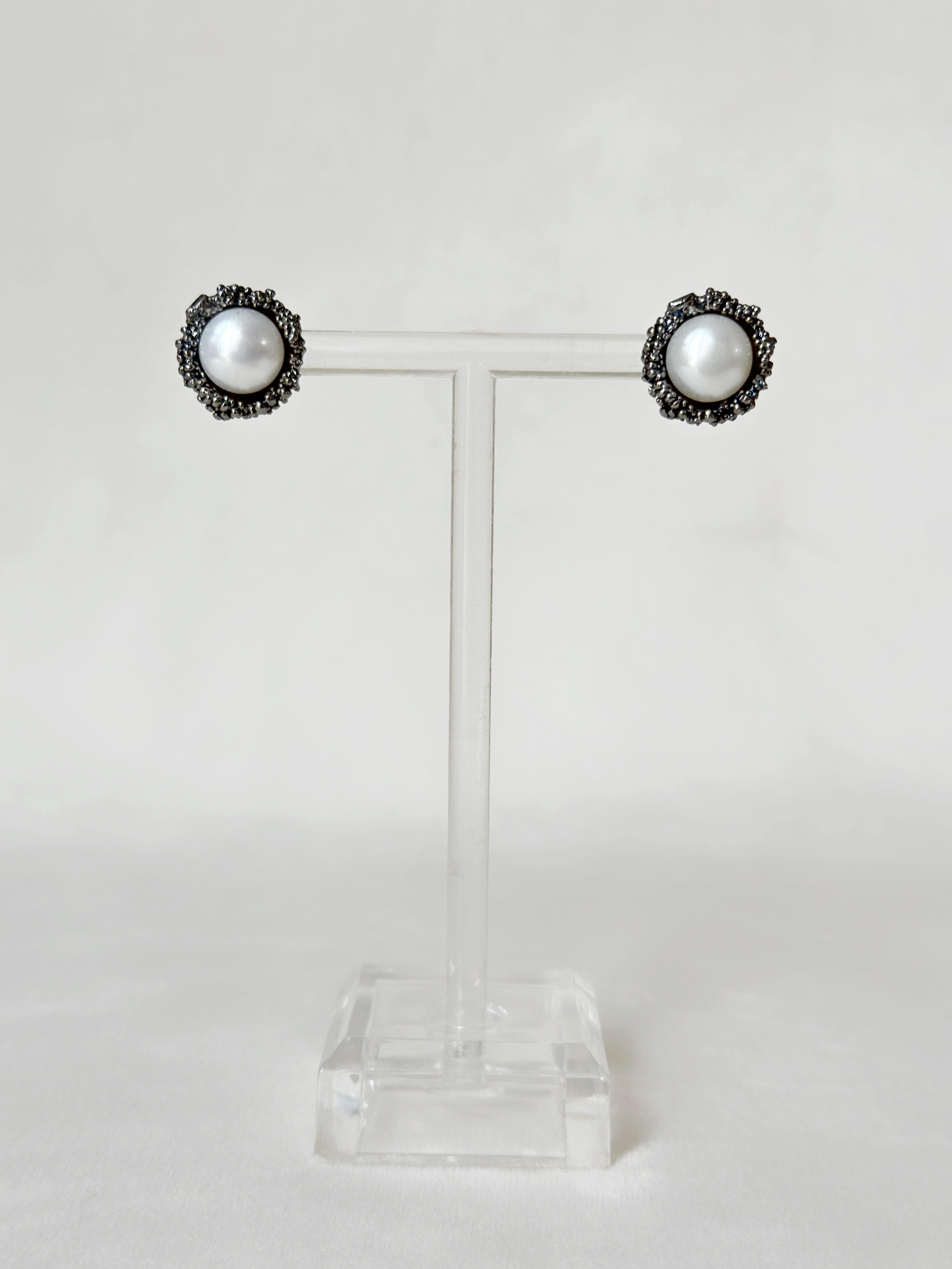 Pearl Cup Studs Meteorite Black