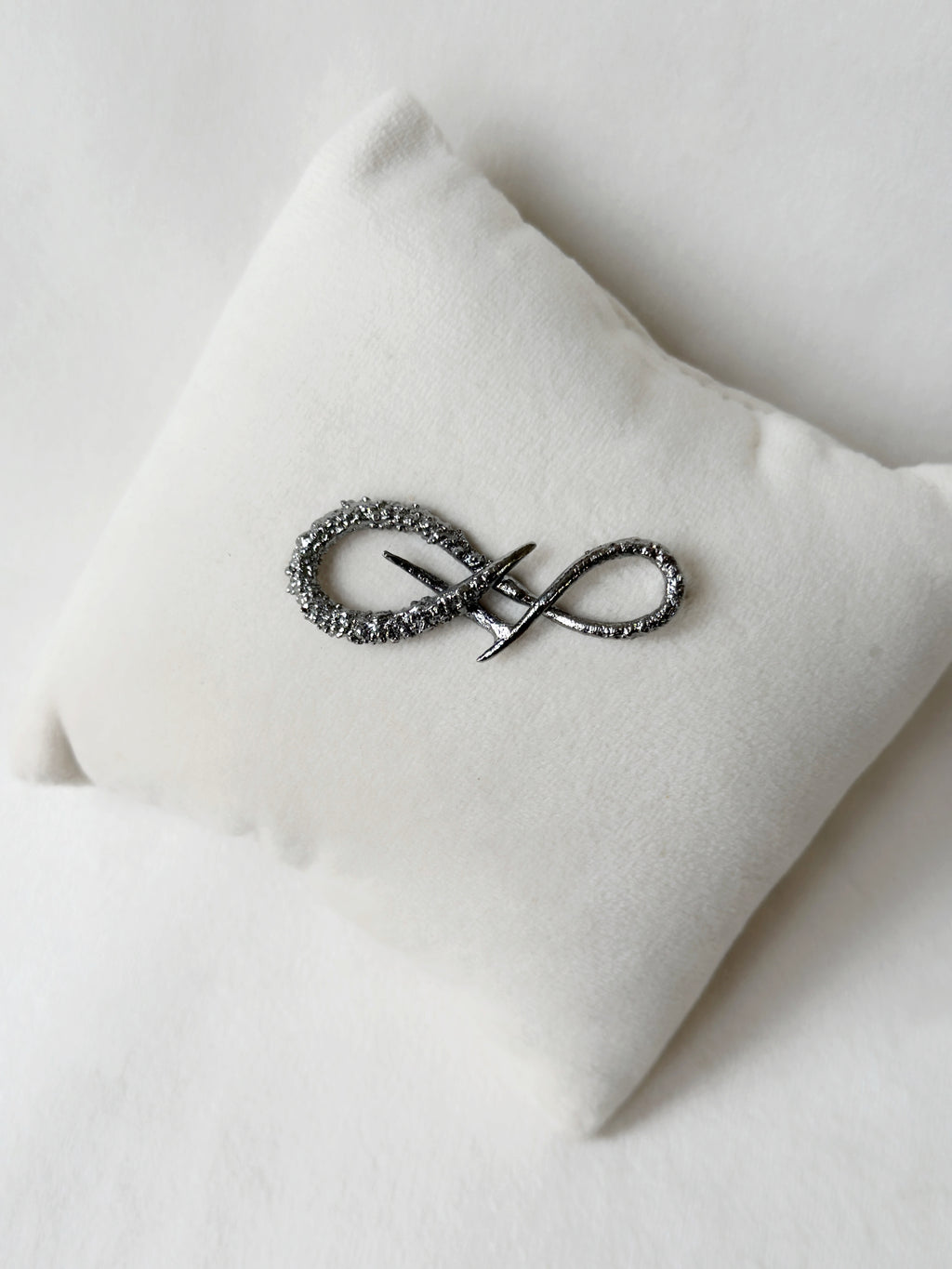 Infinity Brooch Meteorite Black