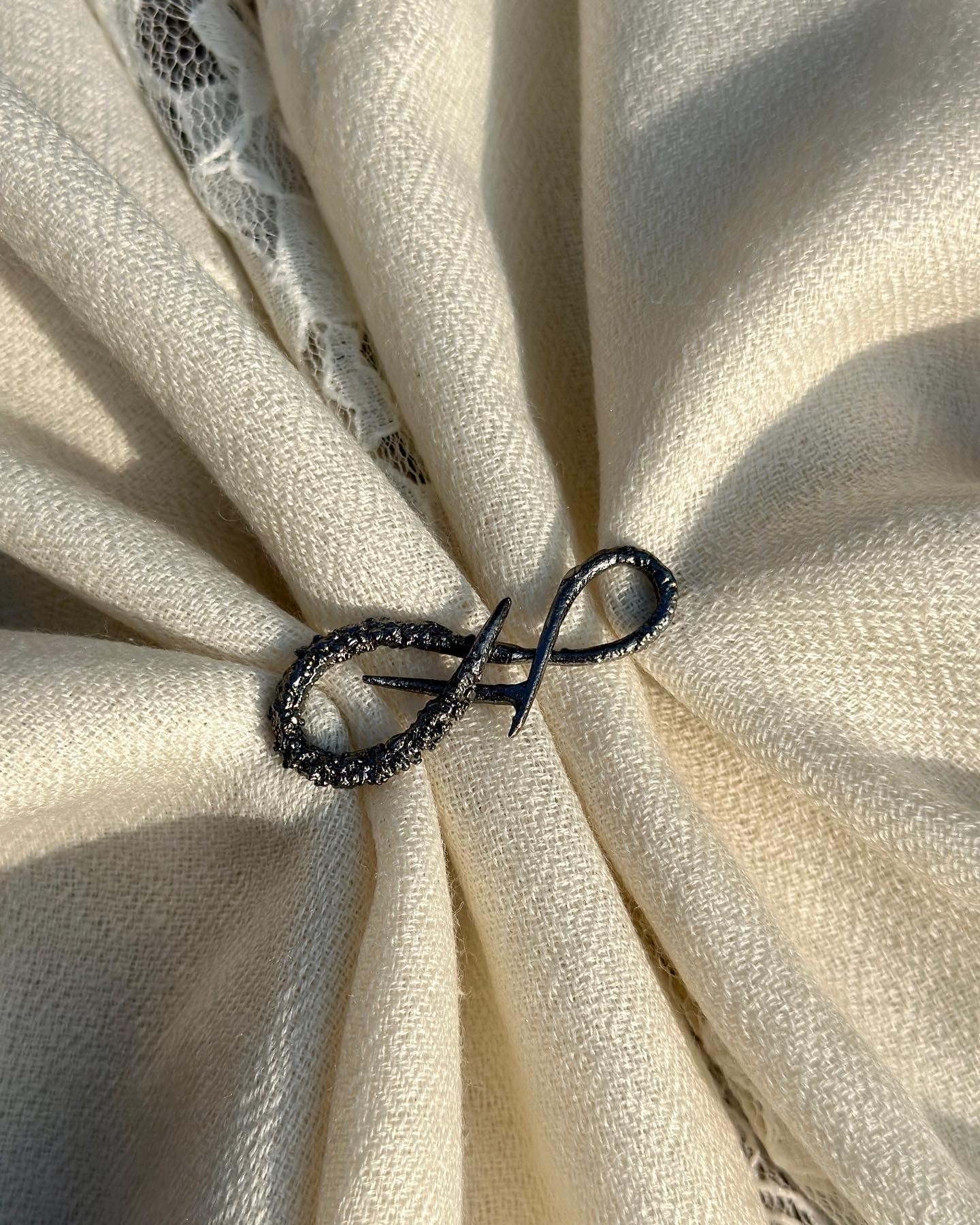 Infinity Brooch Meteorite Black