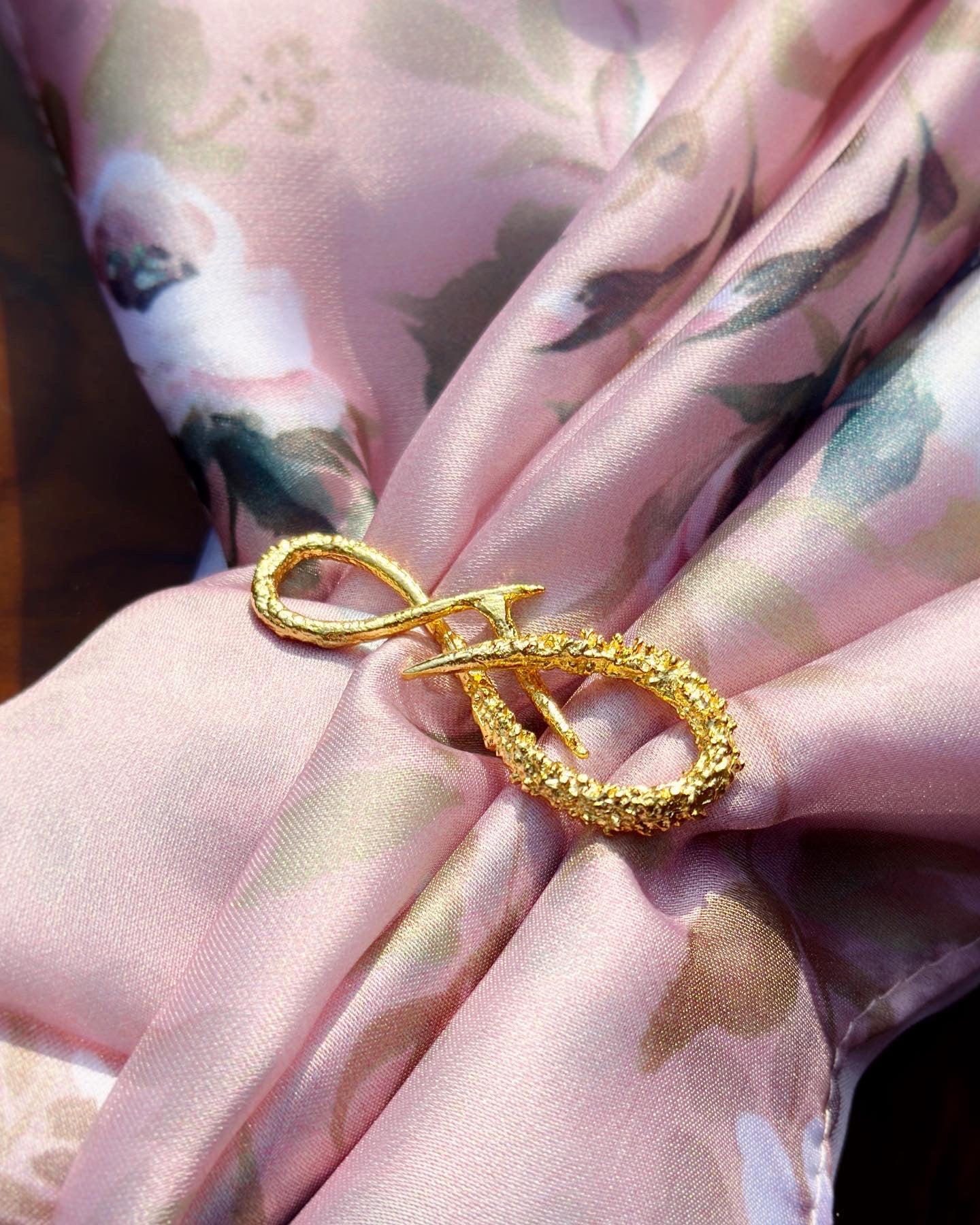Infinity Brooch Gold