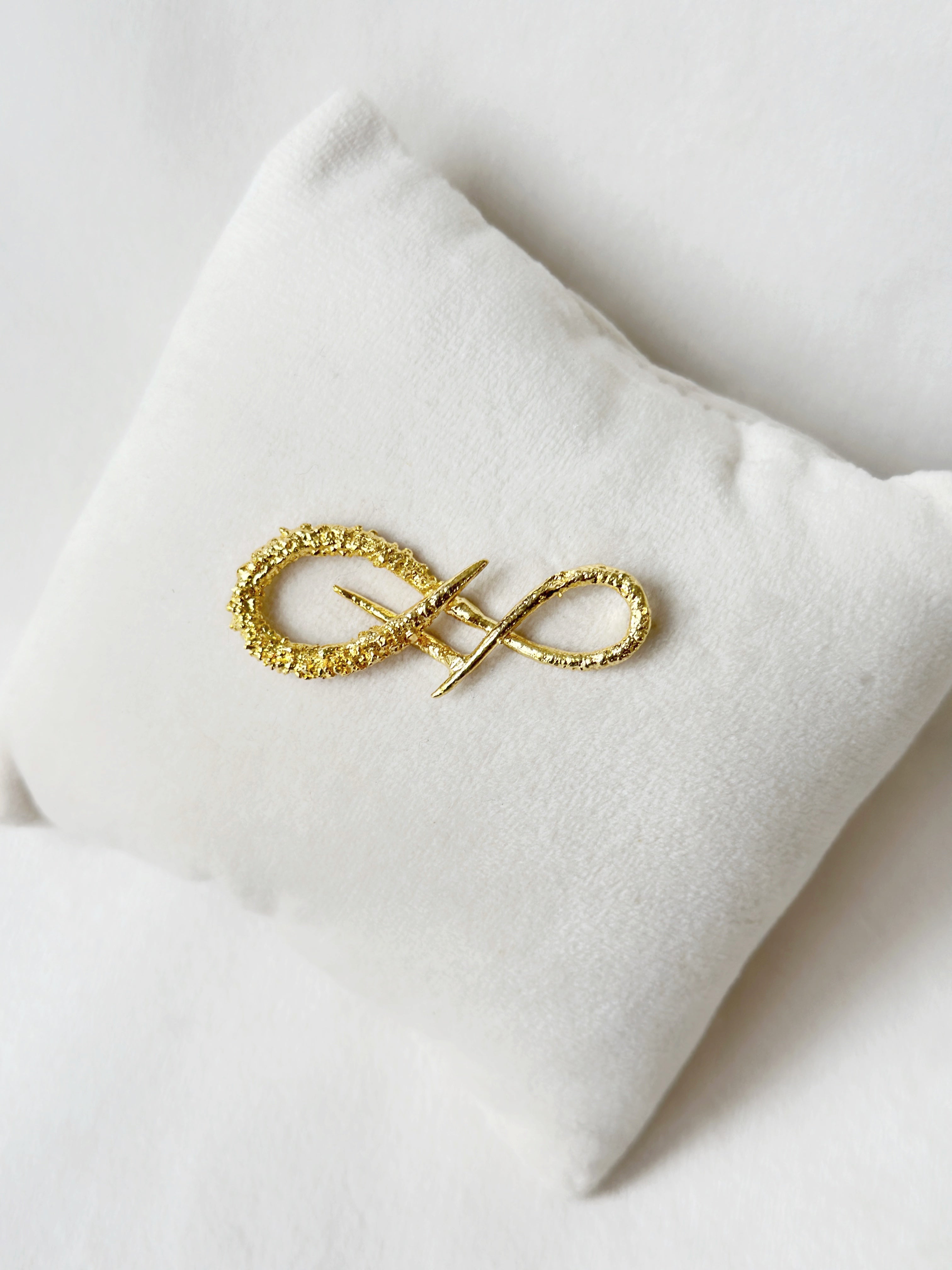 Infinity Brooch Gold