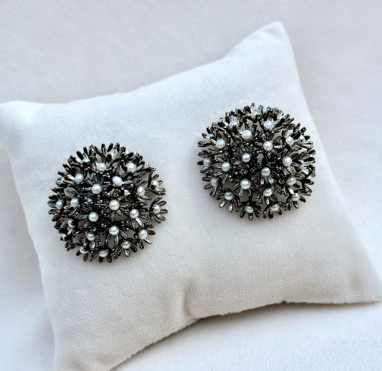 Springtime Sunshine Pearl Studs - Black