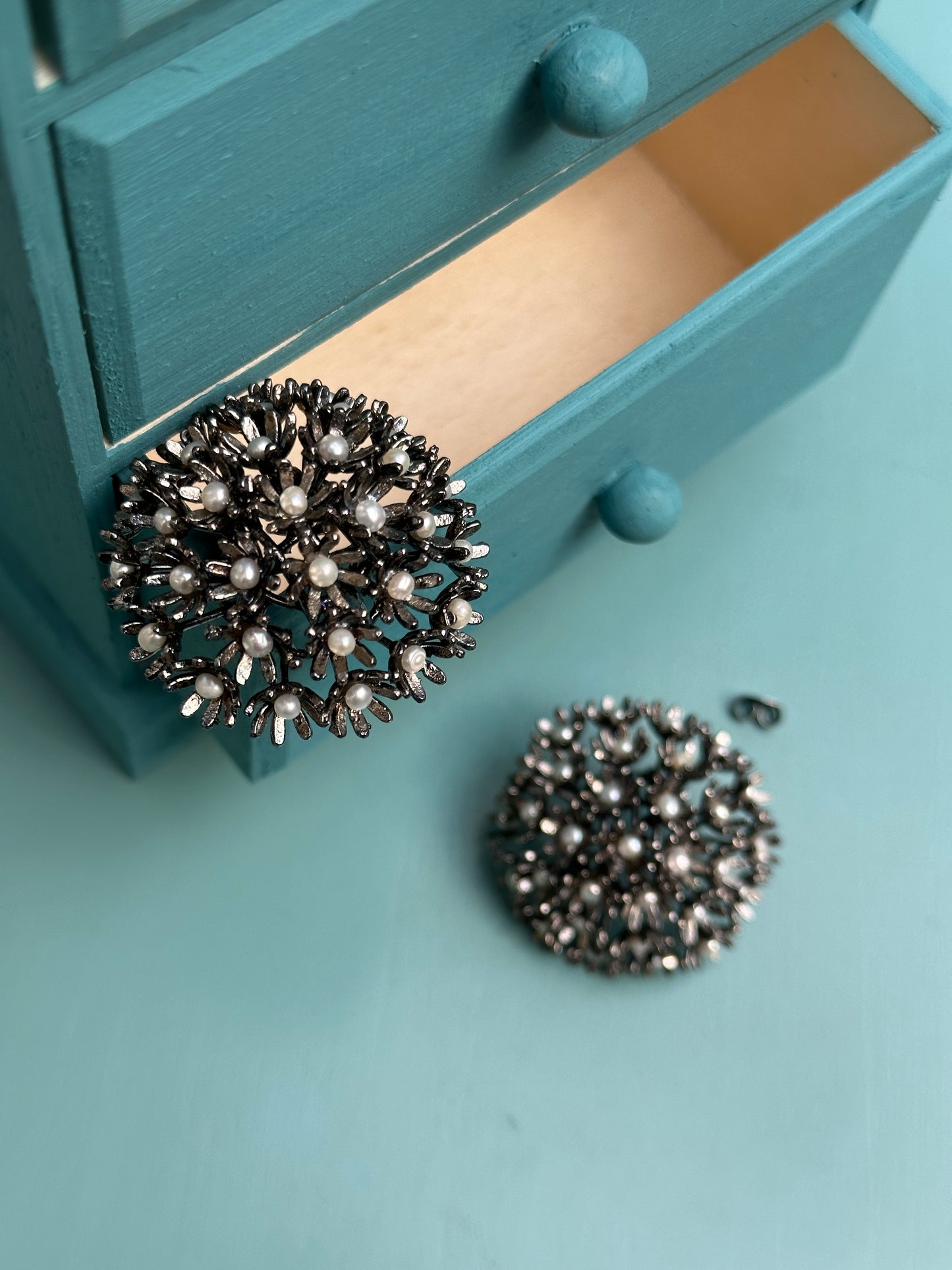 Springtime Sunshine Pearl Studs - Black