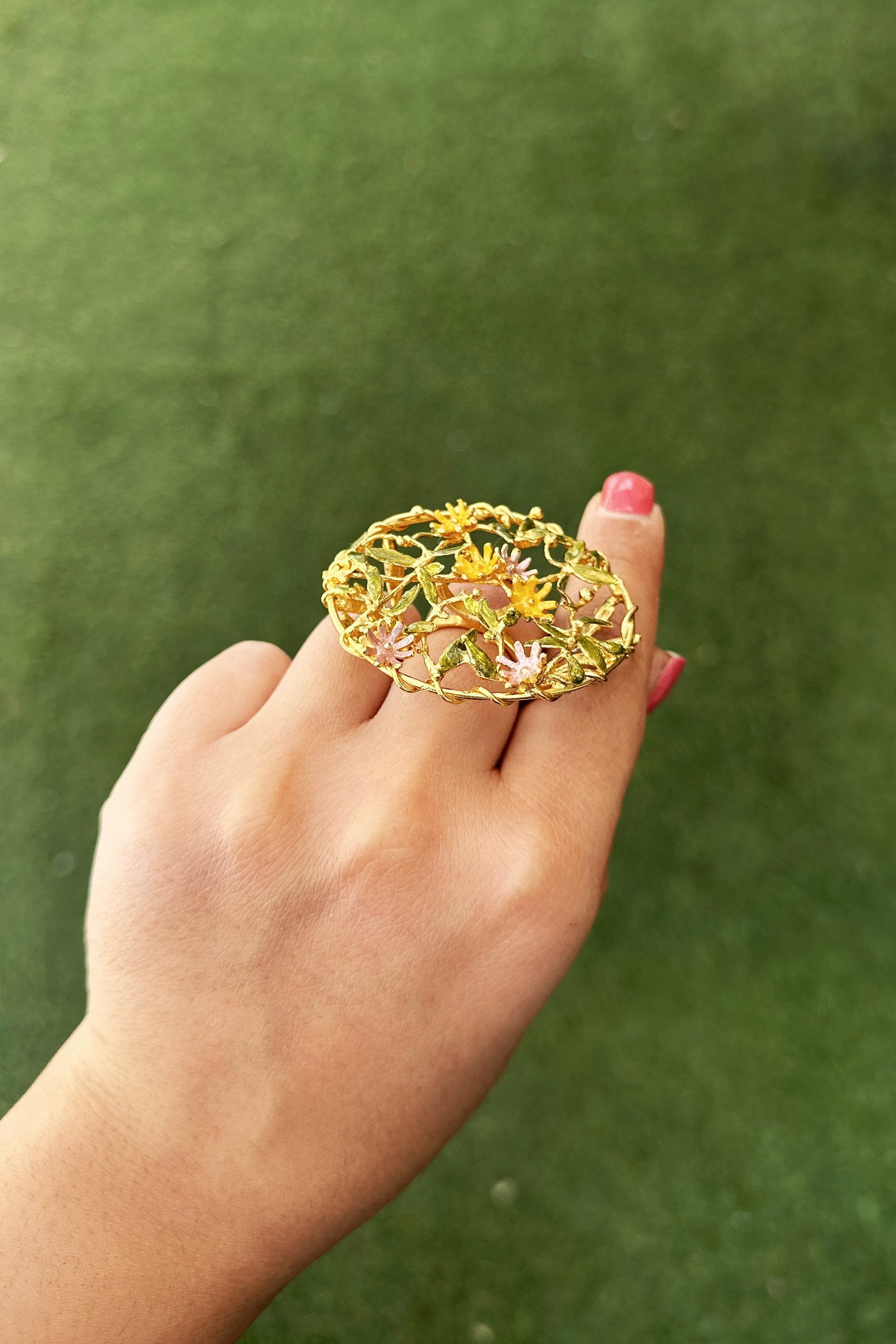 Trellis ring - pastel garden