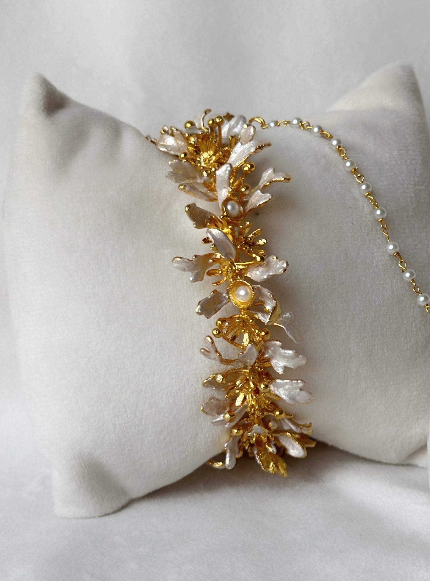 Blooming Trail Bangle - snowy white