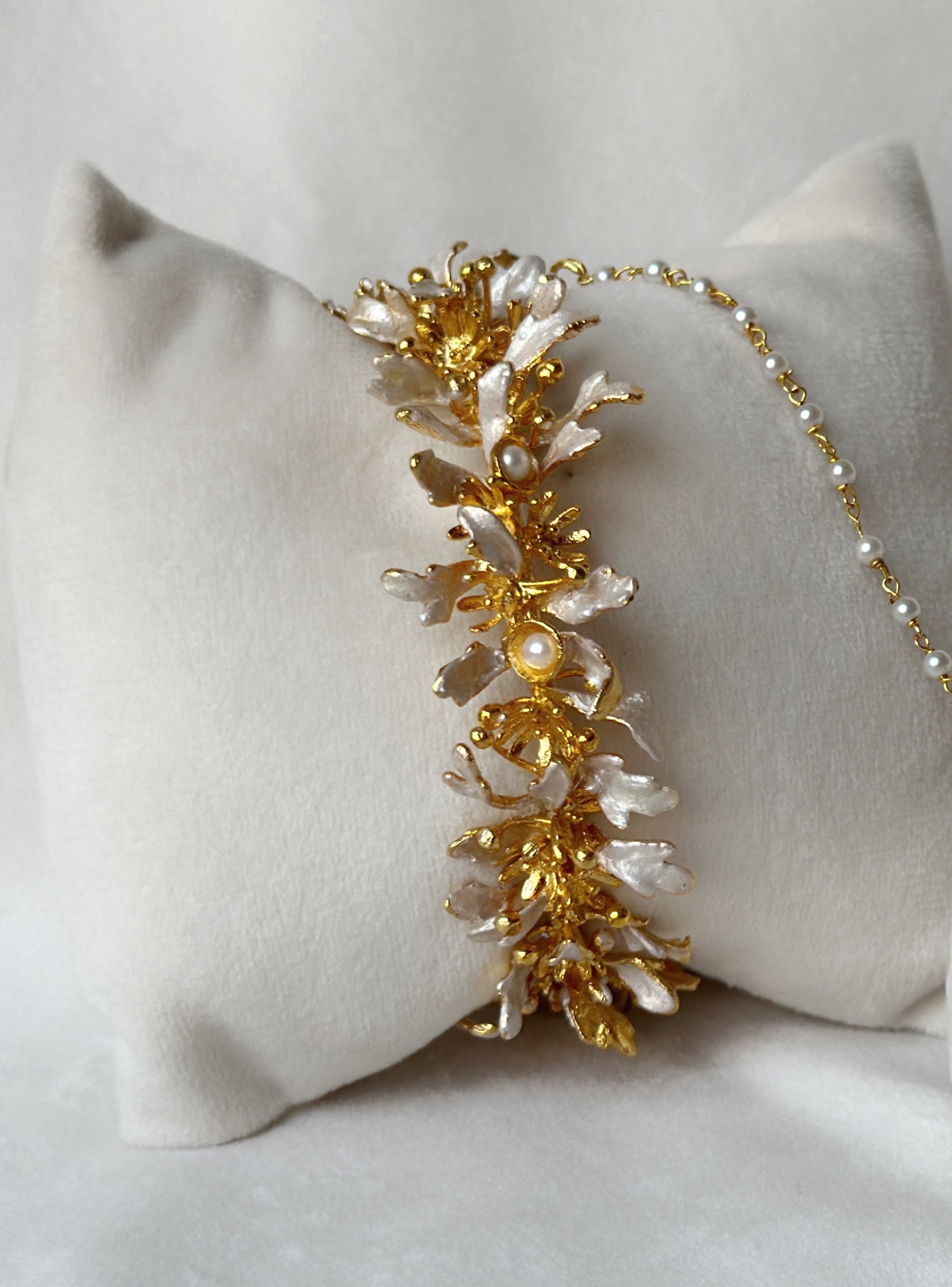 Blooming Trail Bangle - snowy white