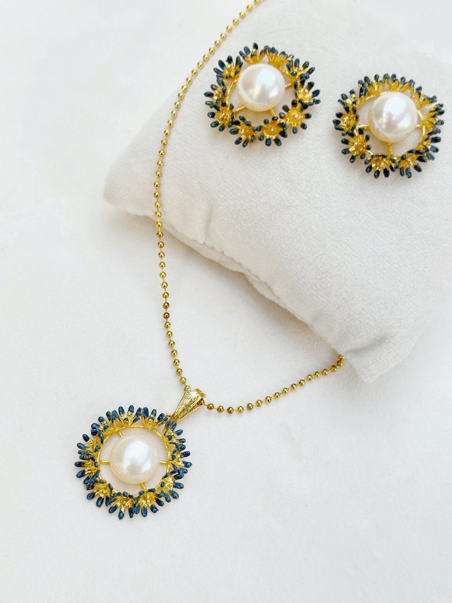Blooming Wreath Pendant - Forget-me-not blue