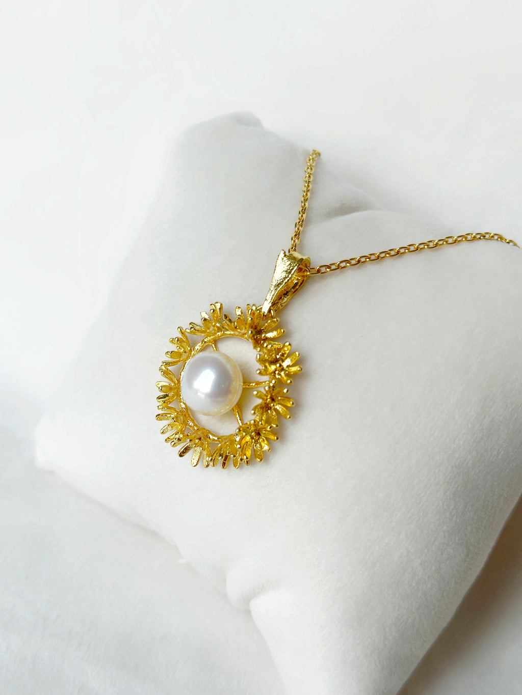 Blooming Wreath Pendant - Gold