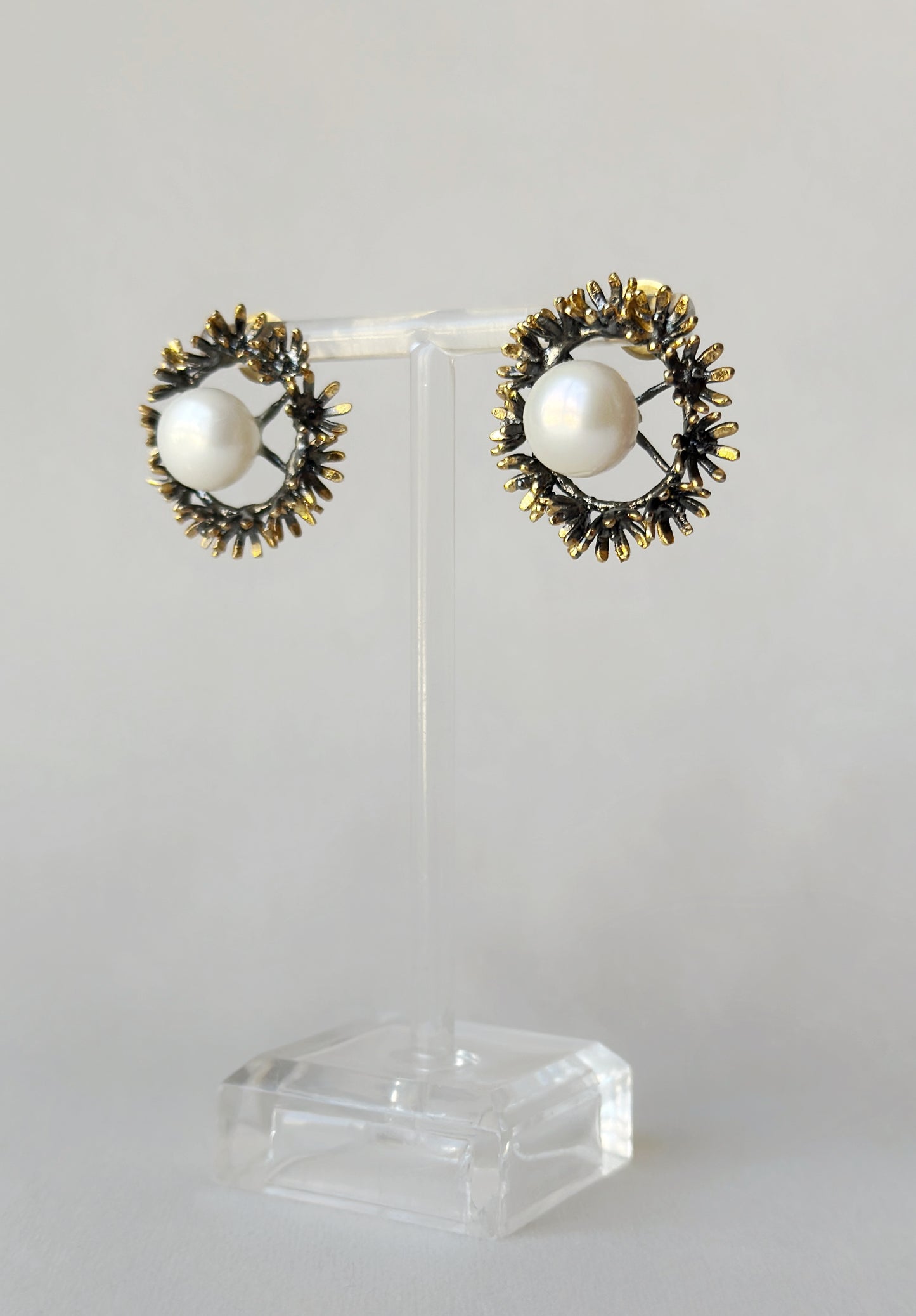 Blooming Wreath Pearl Studs - Black and Gold