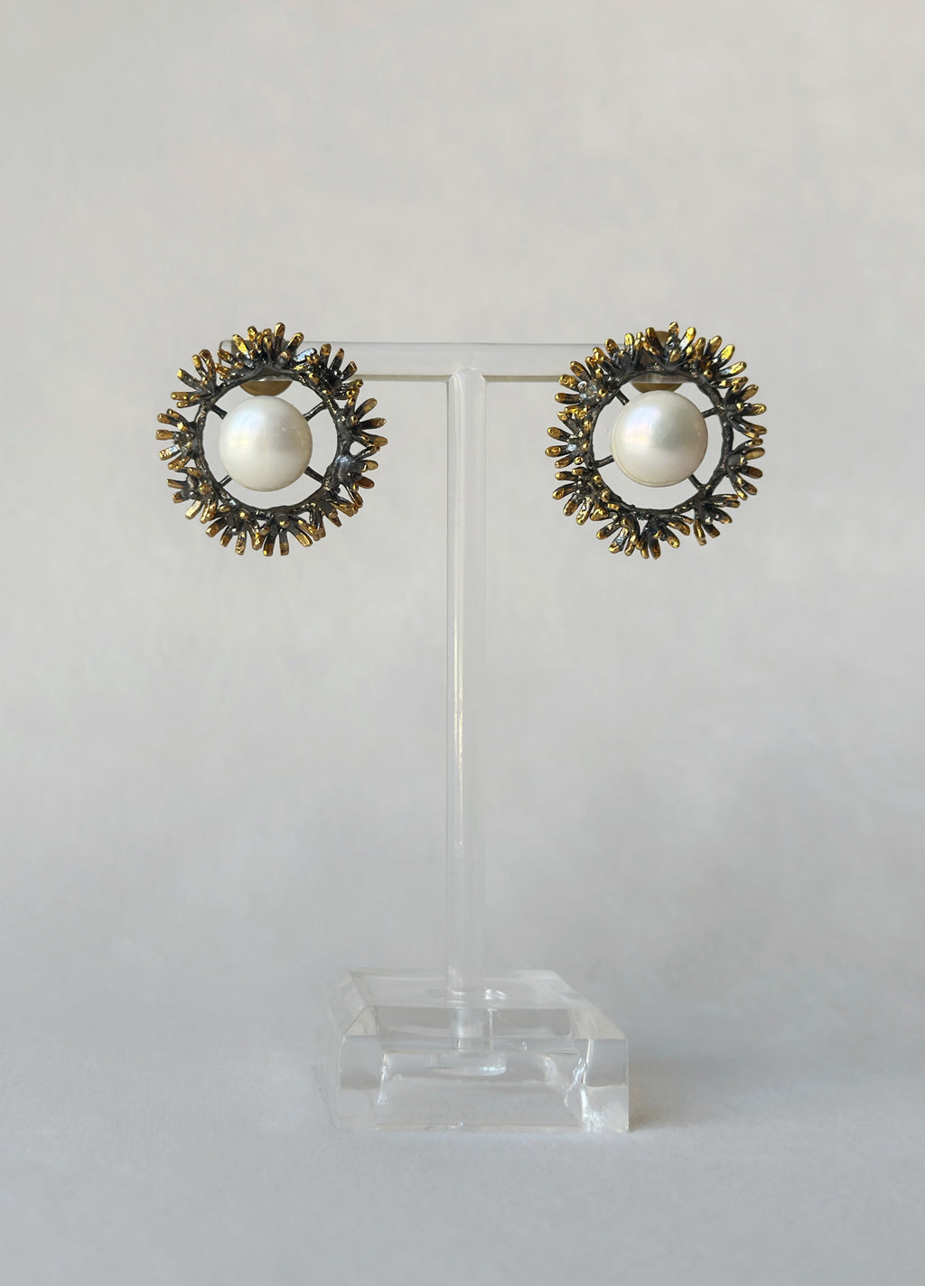 Blooming Wreath Pearl Studs - Black and Gold