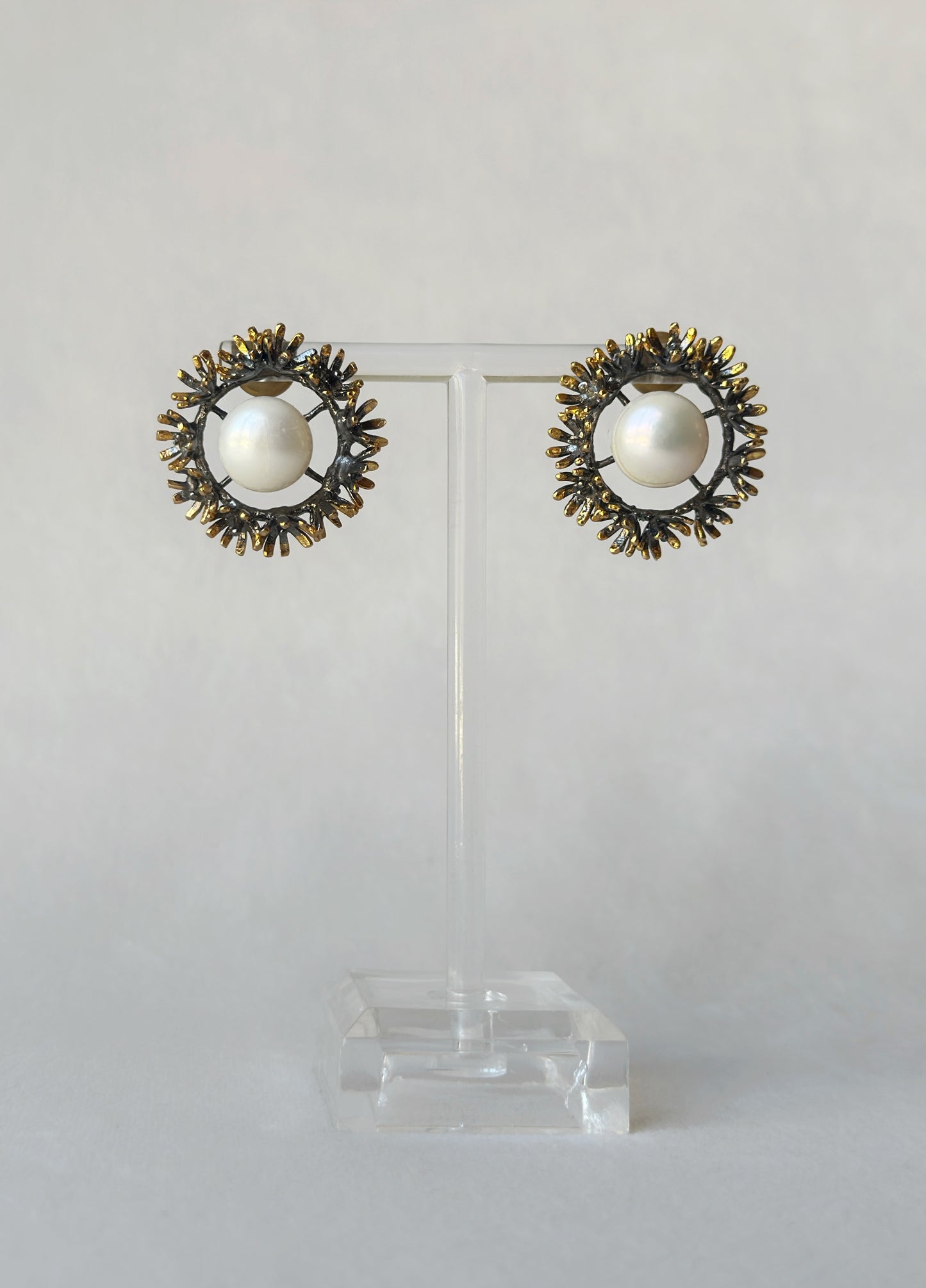 Blooming Wreath Pearl Studs - Black and Gold