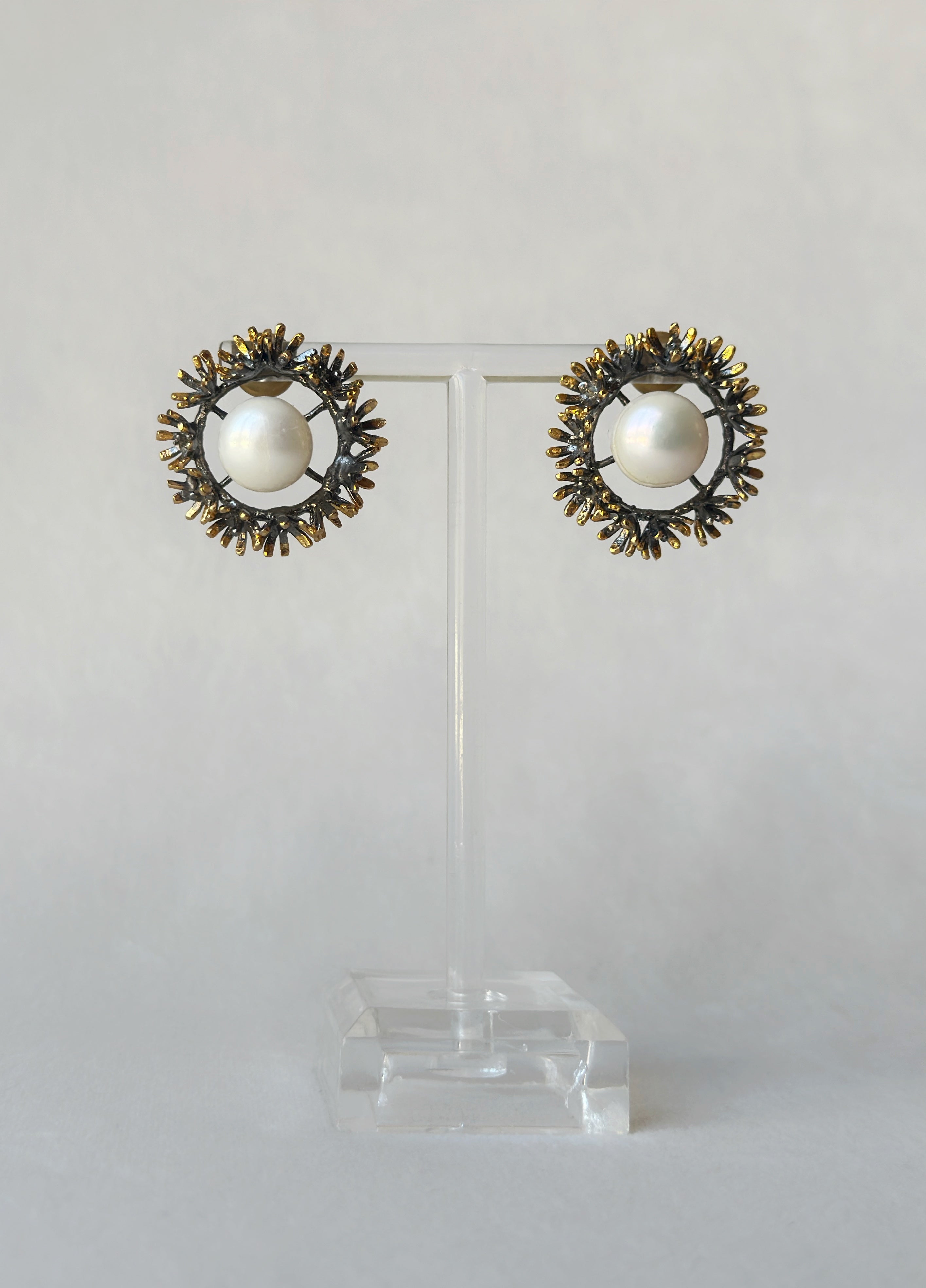 Blooming Wreath Pearl Studs - Black and Gold