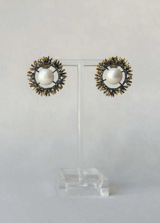 Blooming Wreath Pearl Studs - Black and Gold