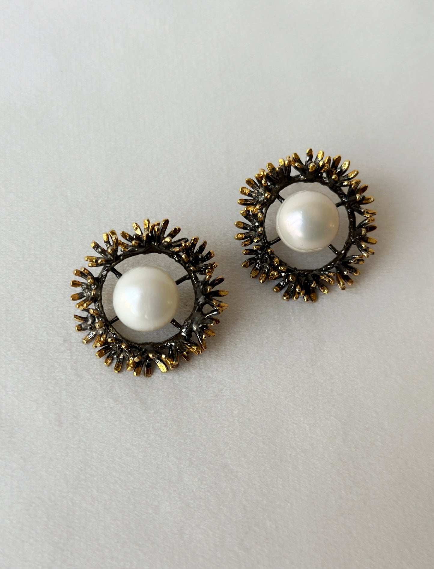 Blooming Wreath Pearl Studs - Black and Gold